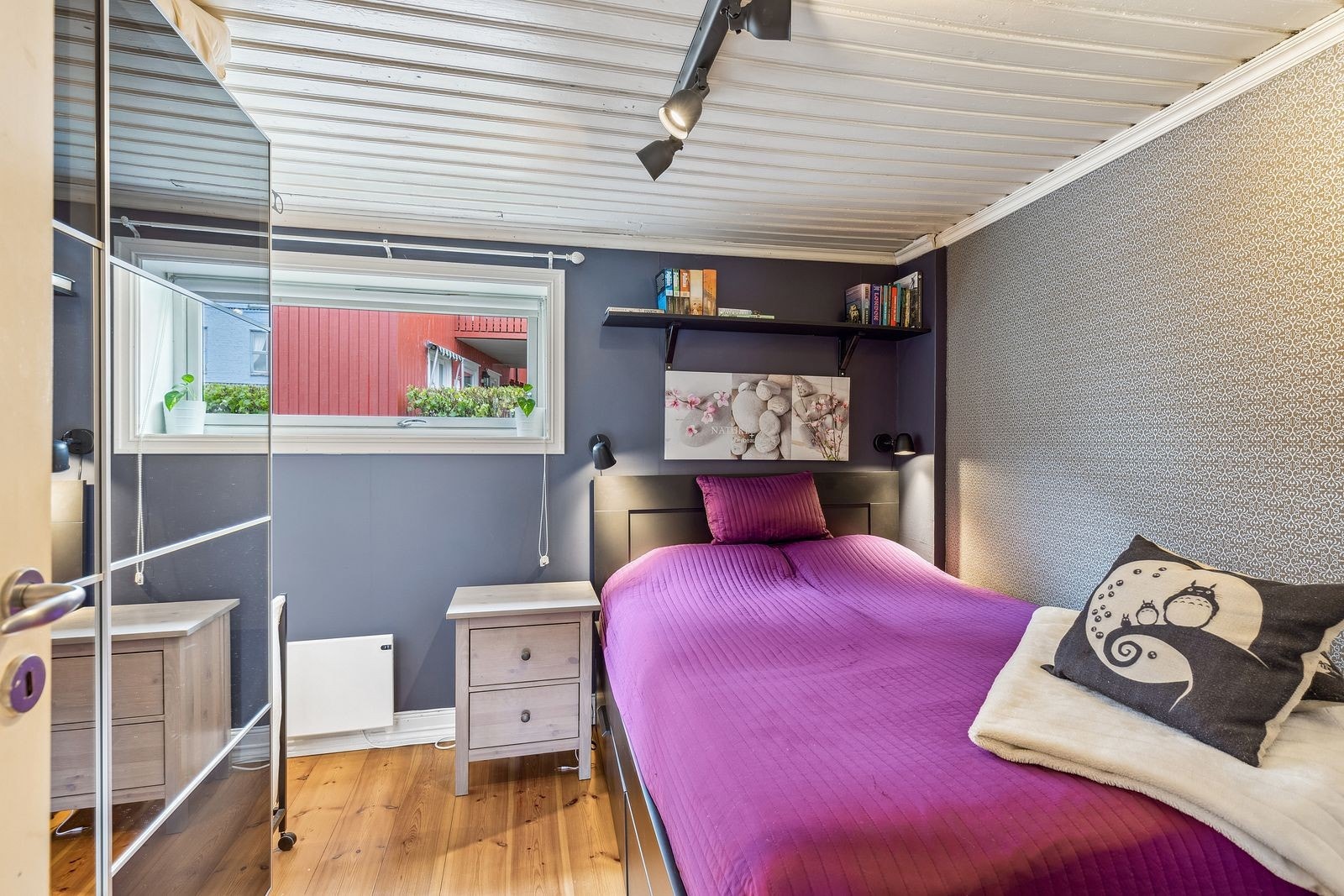 Soverom med skyvedørsgarderobe Galleribilde