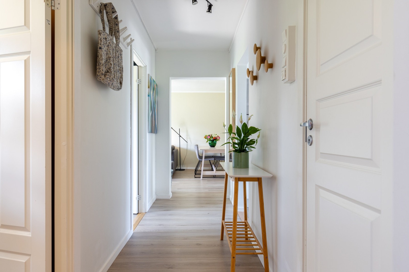Velkommen inn i det som kan bli ditt nye hjem! Fra felles inngangsparti spaserer du få meter til leiligheten som ligger i 1. etasje. Galleribilde