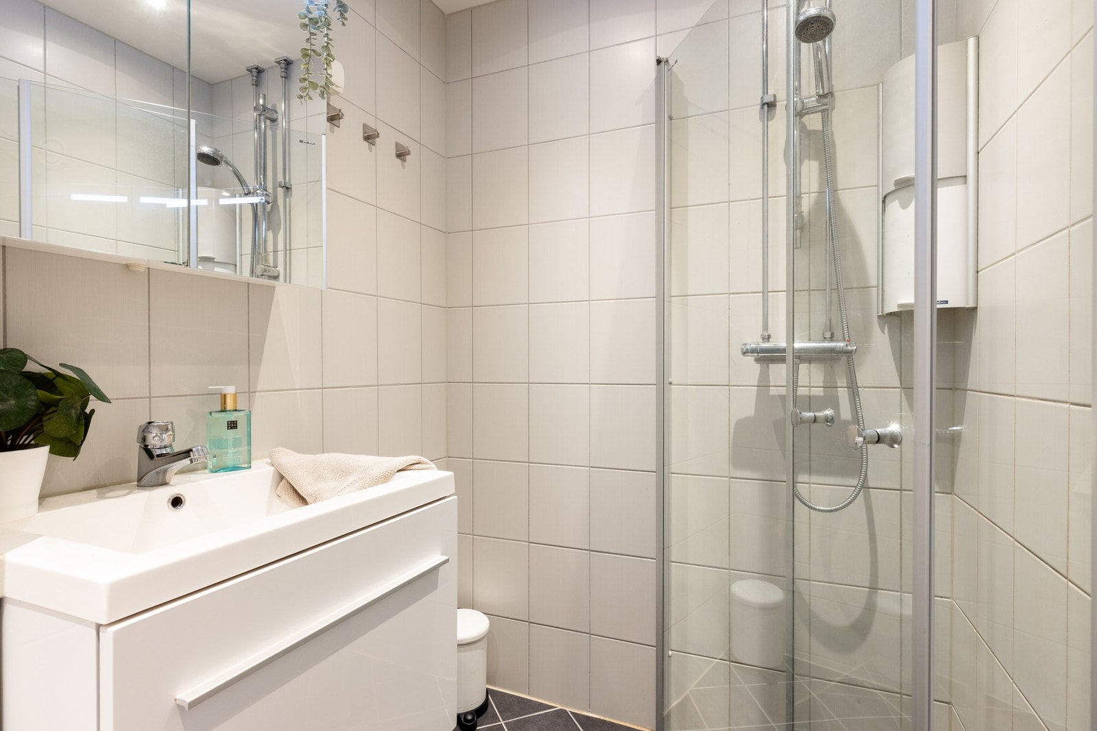 På badet er det vannbåren gulvvarme og downlights i himling. Galleribilde