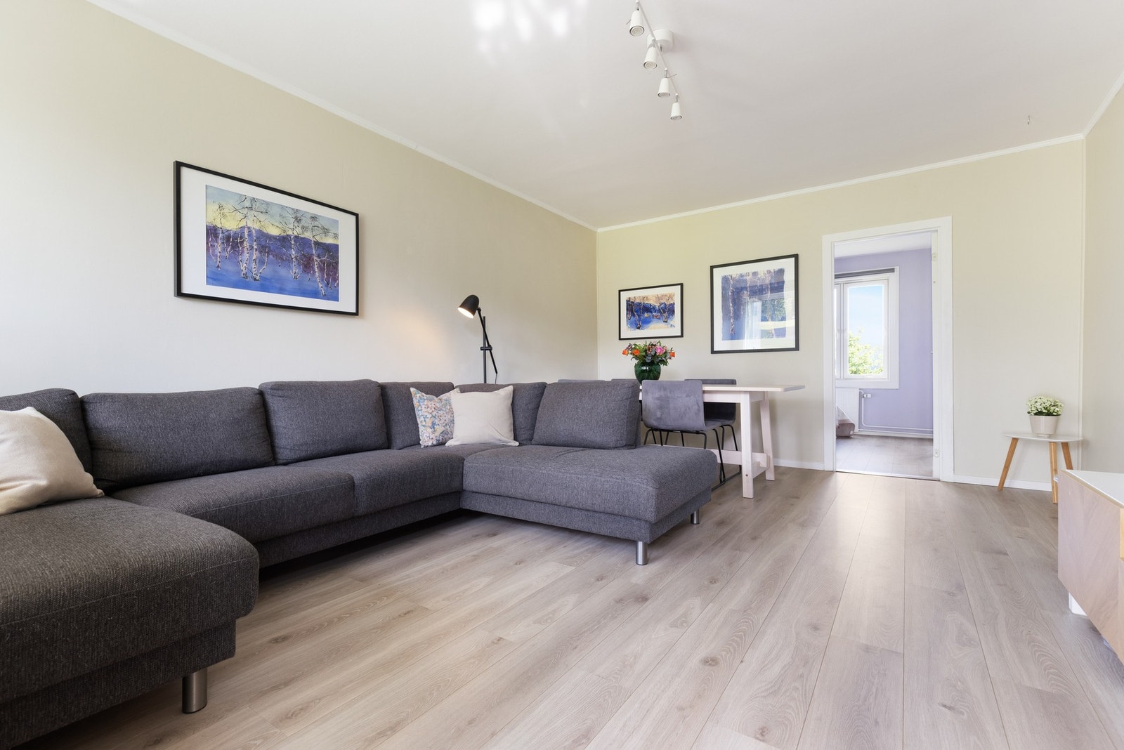 Stuen har god utforming som gjør det enkelt å møblere med både sofagruppe med tilhørende møblement, samt spisebord. Galleribilde