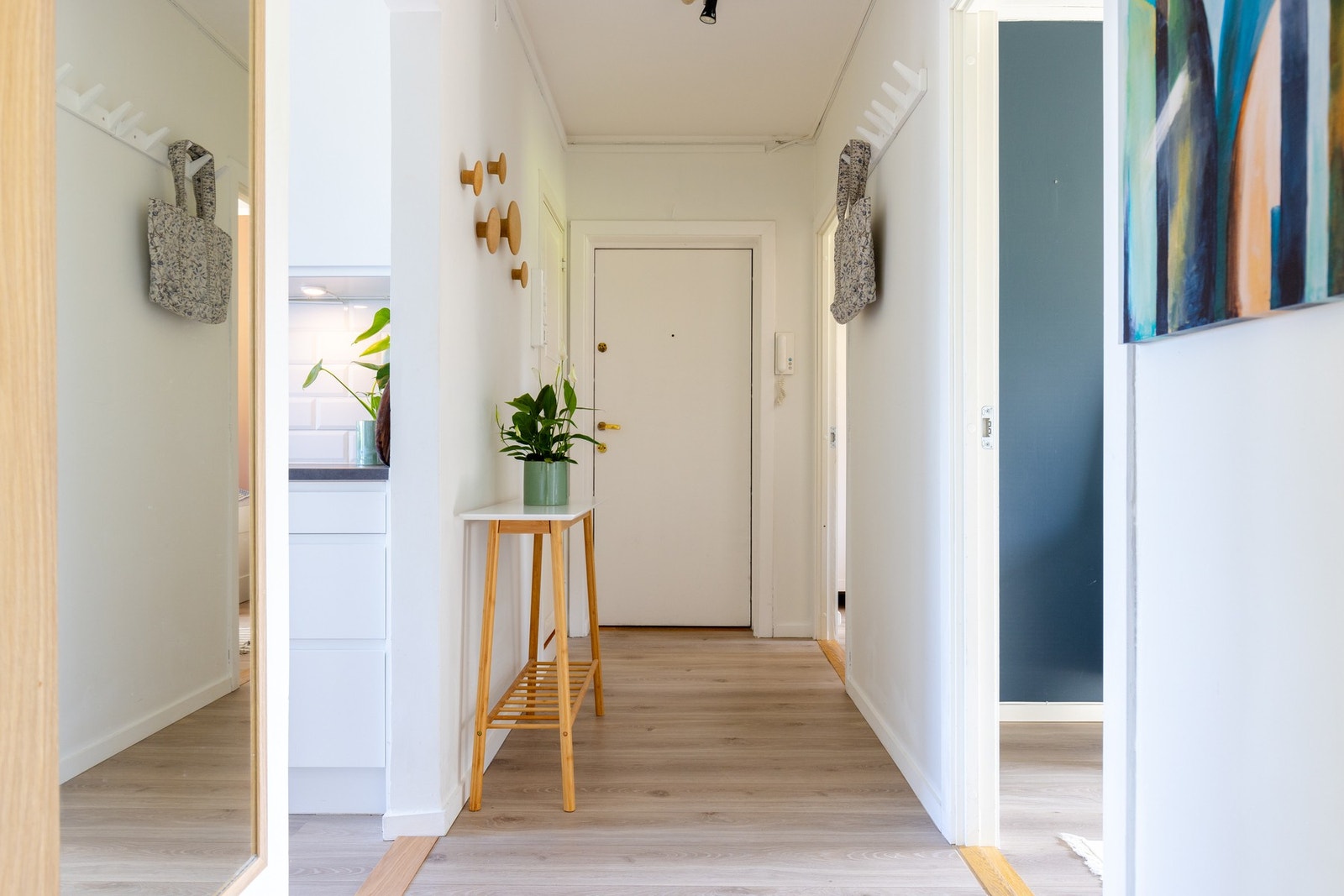 Her blir du møtt av en innbydende entré som gir et godt førsteinntrykk av leiligheten. Her er det plass til knaggrekker, speil, skohylle mm. Galleribilde