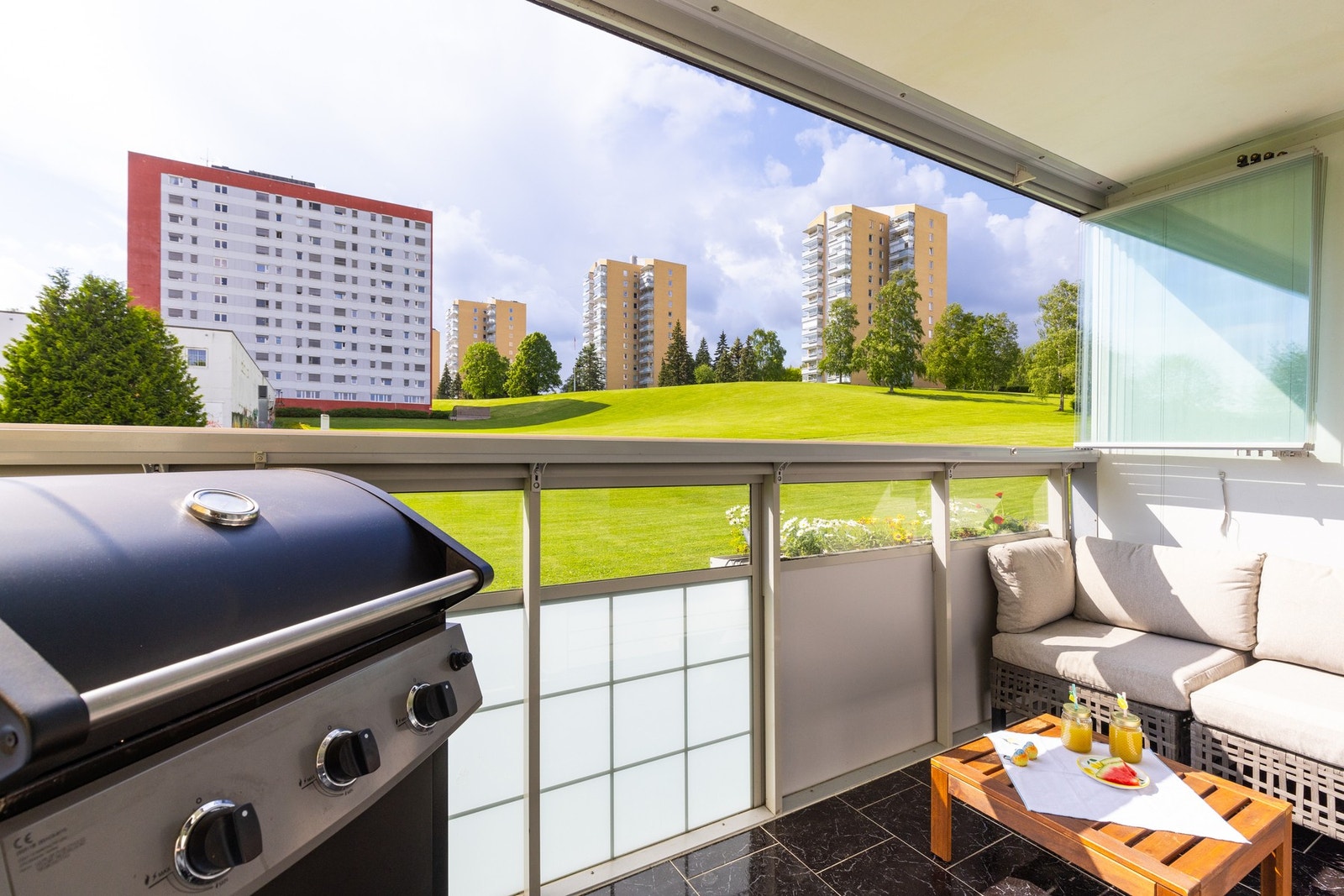 Dette er en svært innbyende 4-roms beliggende i høy 1. etasje. På sommerstid får du gode solforhold med sol på balkongen fra 14.00 til 21.00. Galleribilde