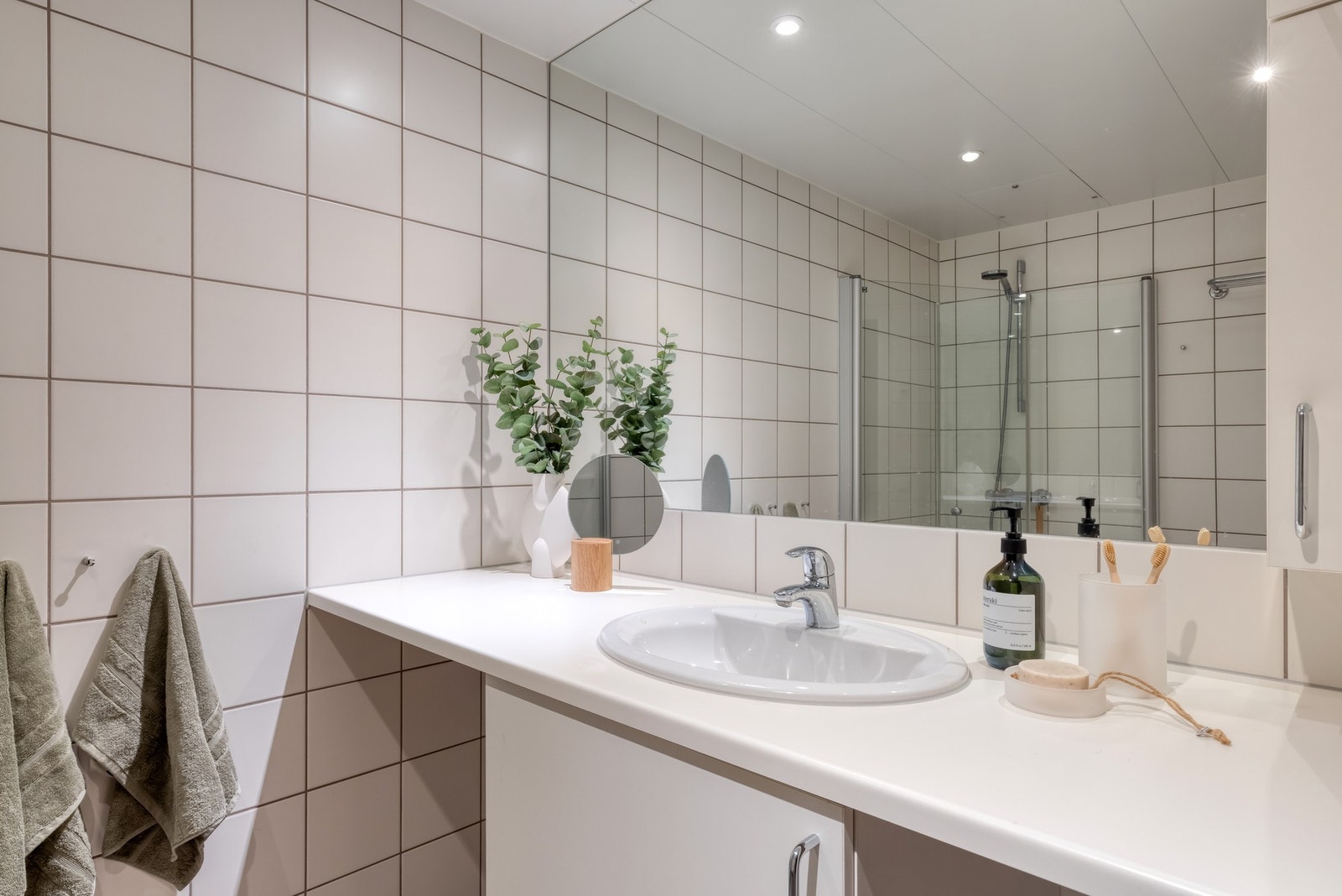 Under benken er det opplegg for vaskemaskin og plass til tørketrommel. Galleribilde