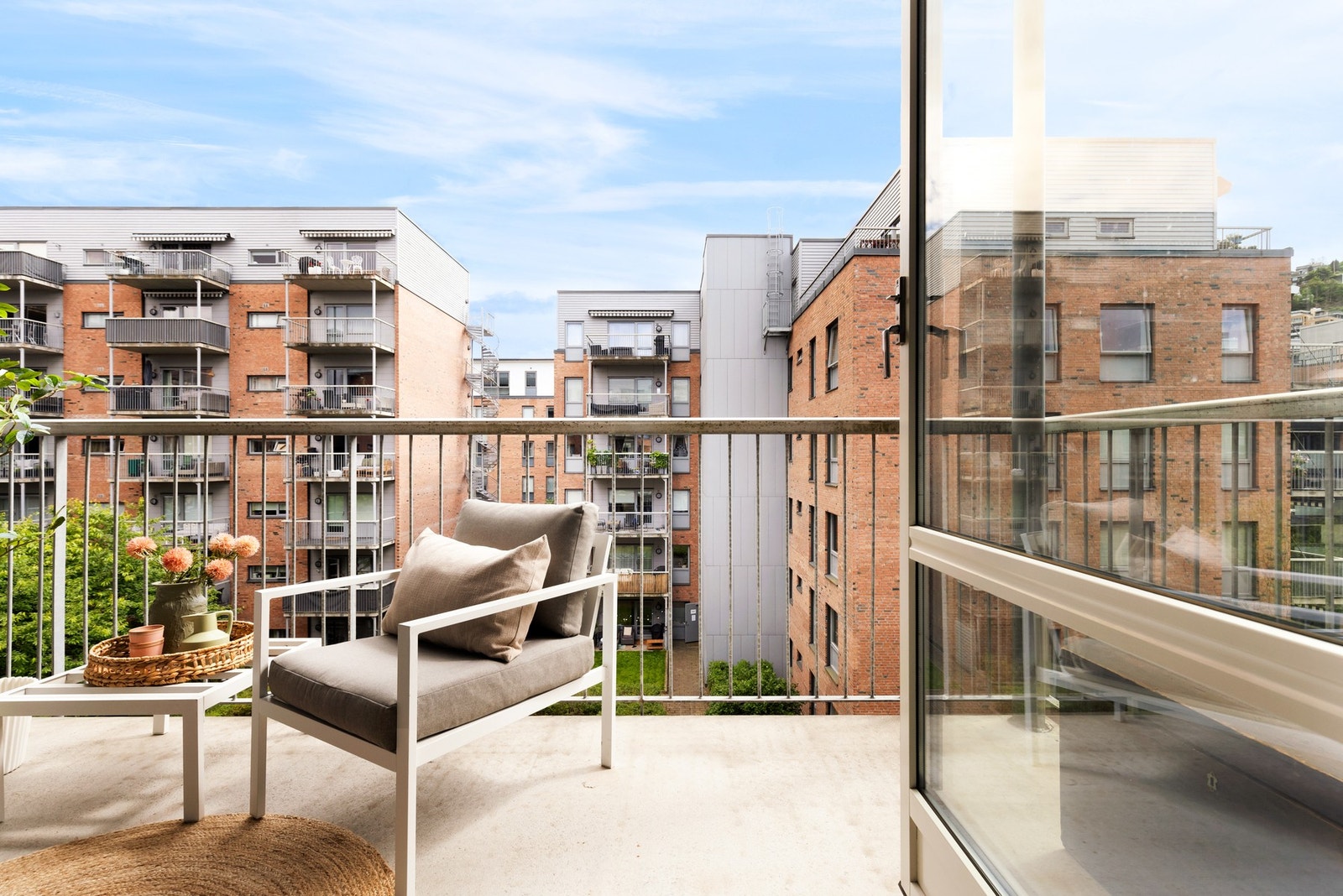 Balkongen blir som en ekstra stue på sommeren hvor du vil tilbringe fine, solrike dager her ute. Galleribilde