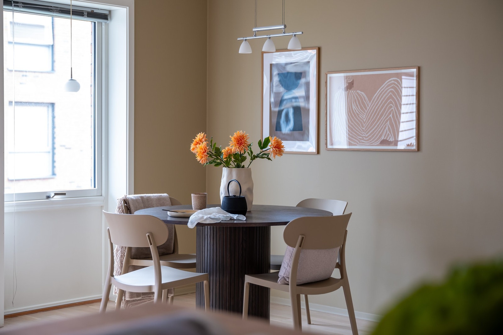 I dag er stuen innredet med et mindre spisebord, men det er selvsagt plass til et større. Galleribilde