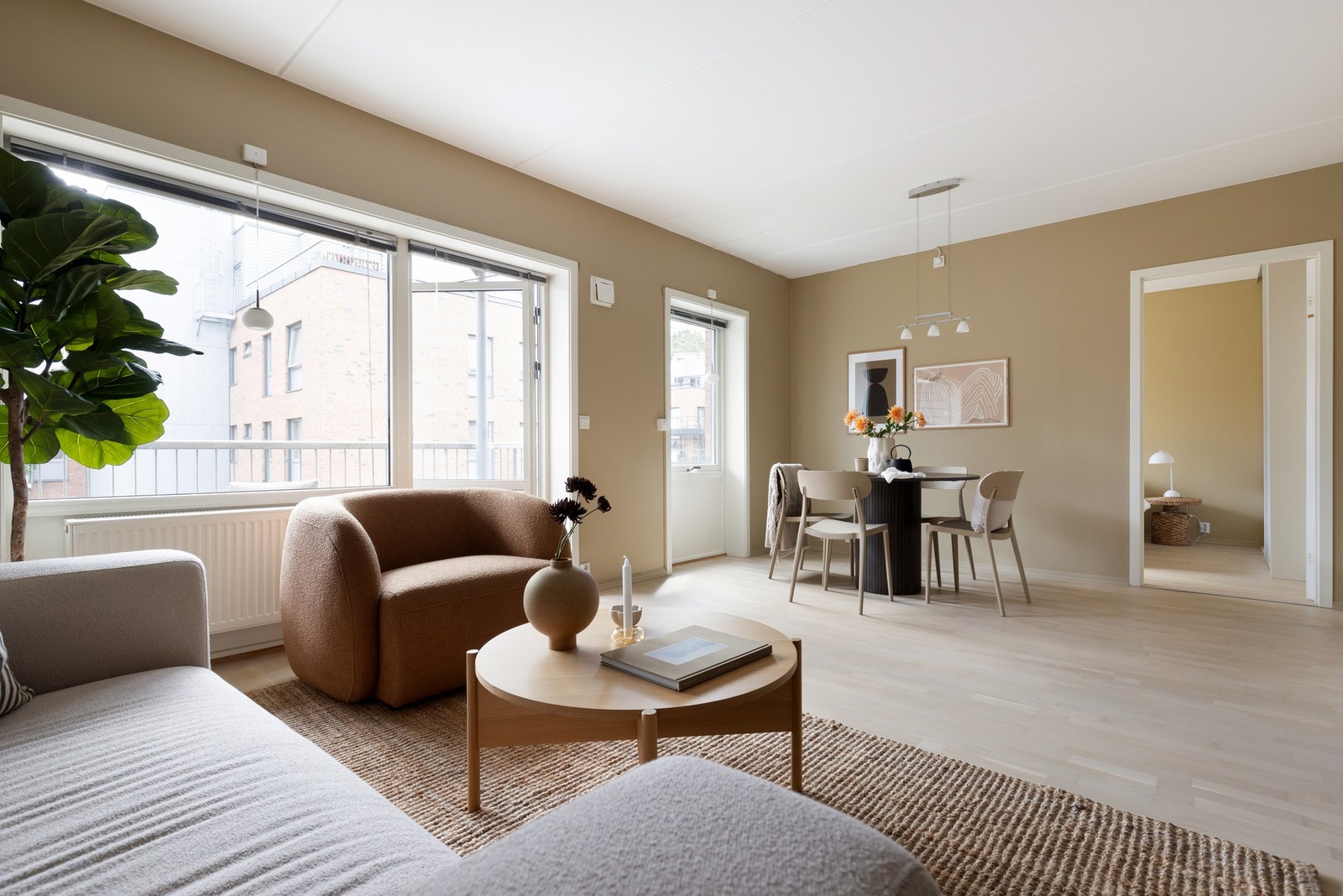 Innvendig vil du umiddelbart legge merke til de store vindusflatene som gir godt med naturlig lysinnslipp. Galleribilde