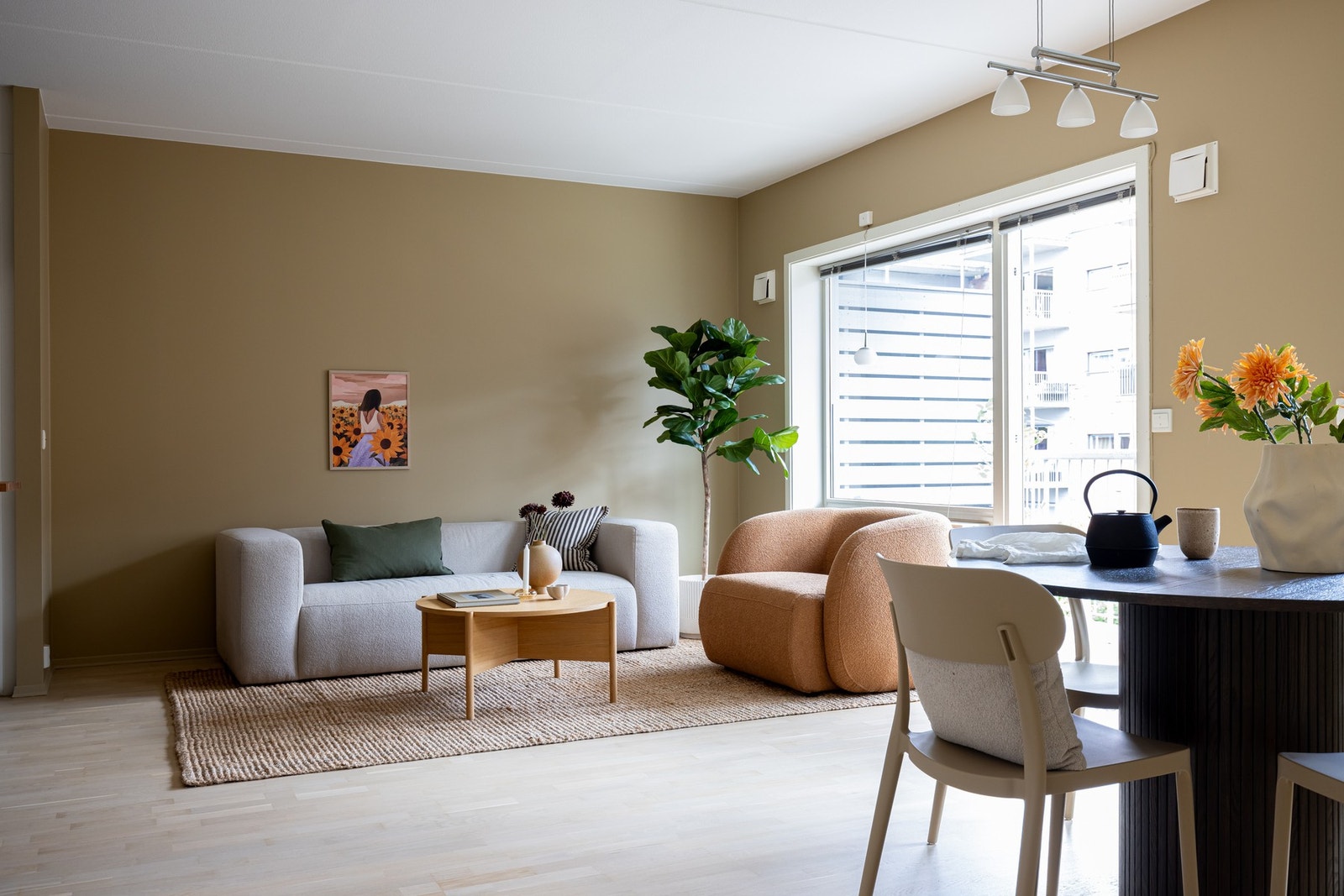 Boligen fremstår delikat med moderne fargevalg (malt 2024) og nyslipte gulv. Galleribilde
