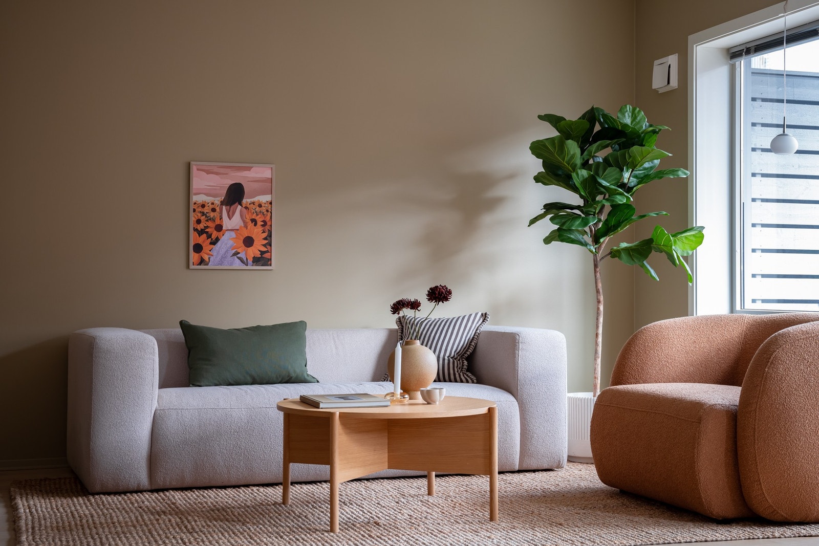 Her er det god plass til sofagruppe med tilhørende møblement. Galleribilde