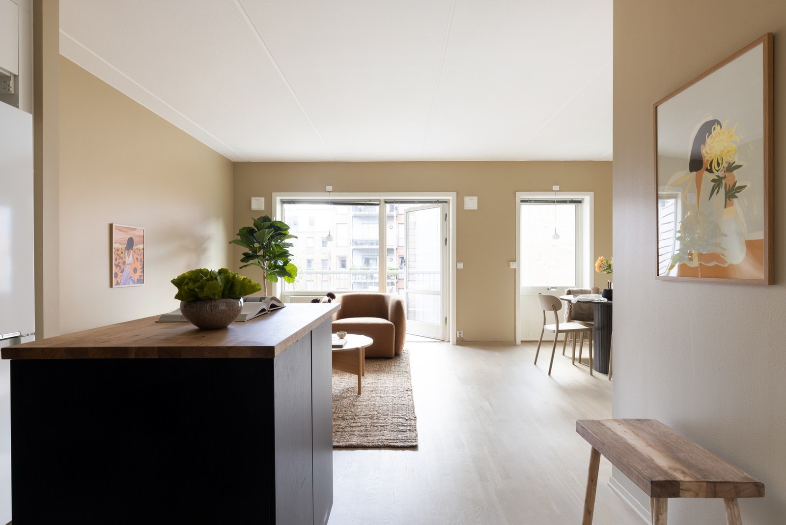 Kjøkkenøyen gir ikke bare ekstra benk- og oppbevaringsplass, men bidrar til å gi et skille fra stuen. Galleribilde