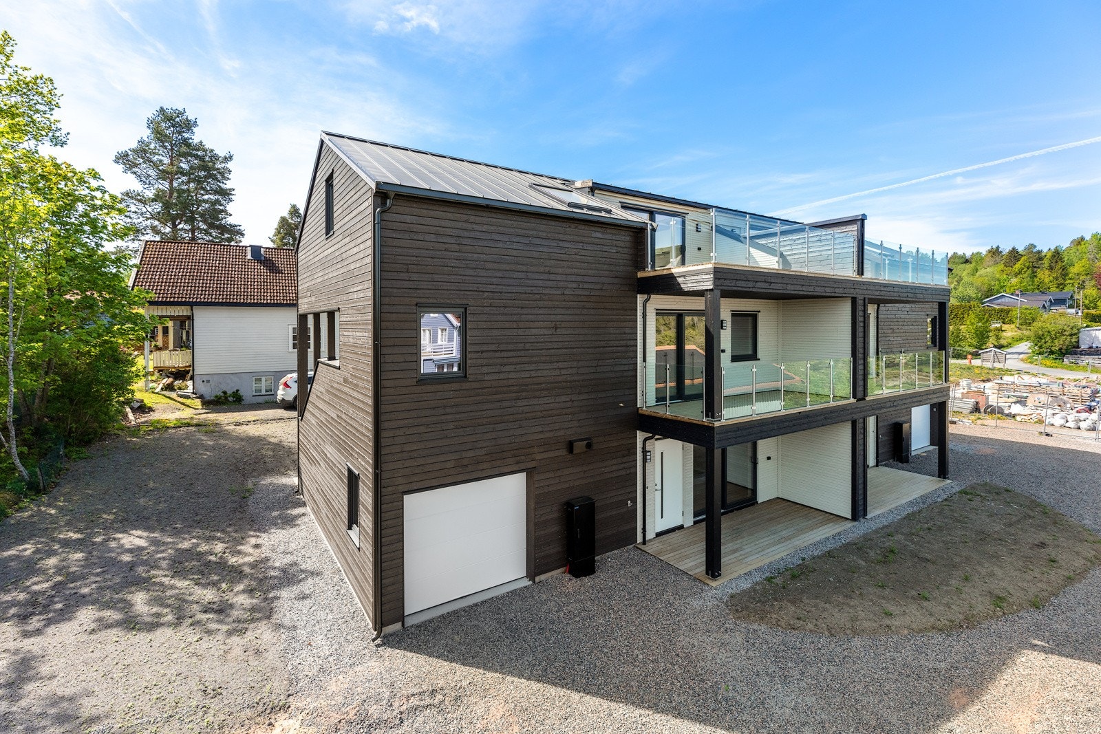 Nyoppført leilighet med overbygd uteplass. Galleribilde