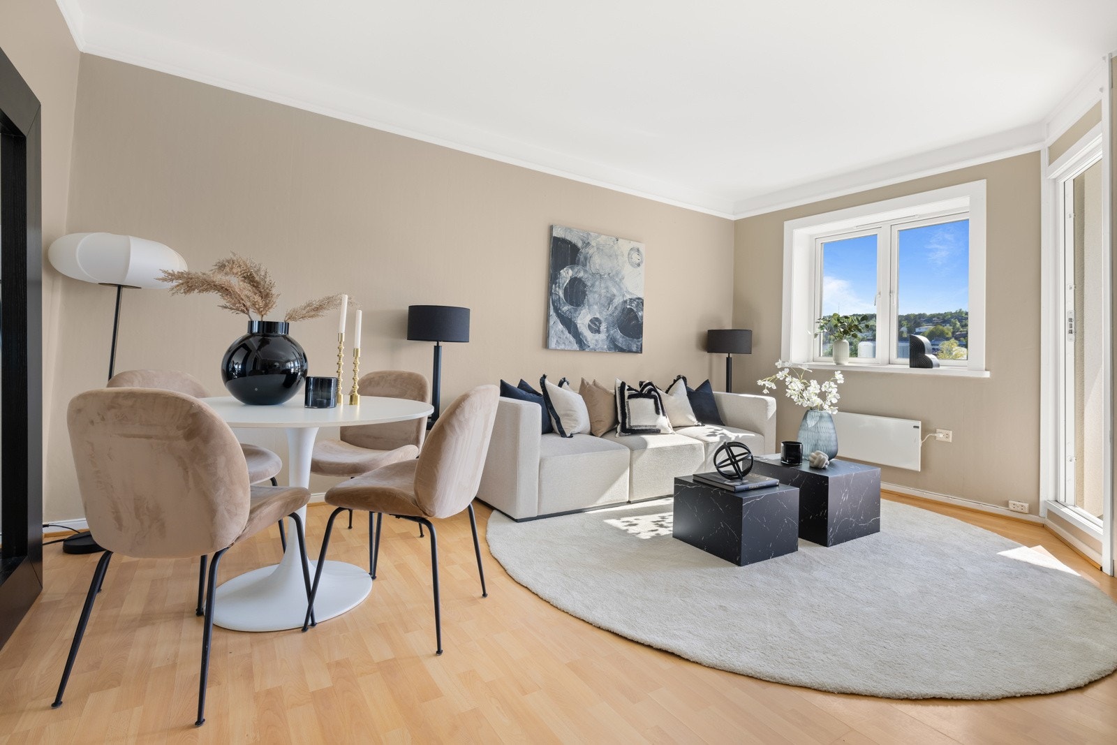 Romslig stue med plass til sofagruppe og spisebord Galleribilde