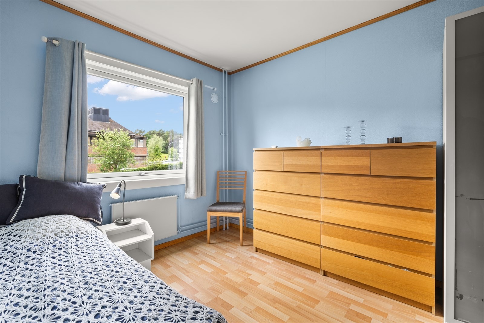 Gode muligheter for oppbevaring. Stor vindusflate gir mye med naturlig lys Galleribilde