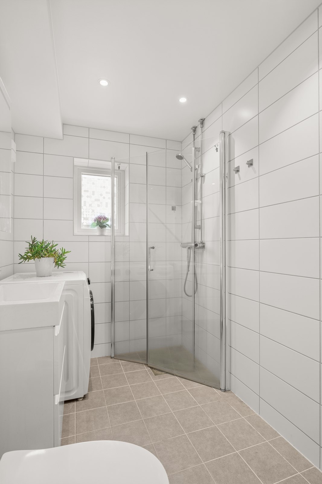 Badet har blant annet varmekabler i gulv, opplegg for vaskemaskin og plass for tørketrommel Galleribilde