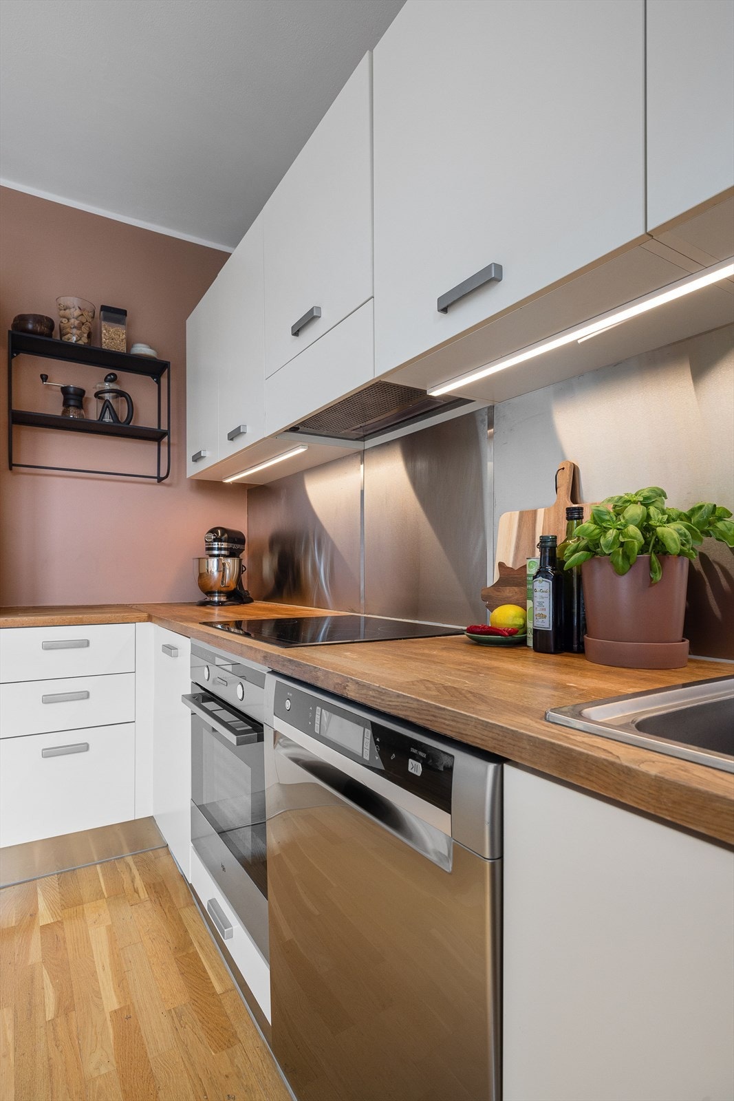 Det er integrert stekeovn, platetopp og kjøl/fryseskap samt avsatt plass til frittstående oppvaskmaskin Galleribilde