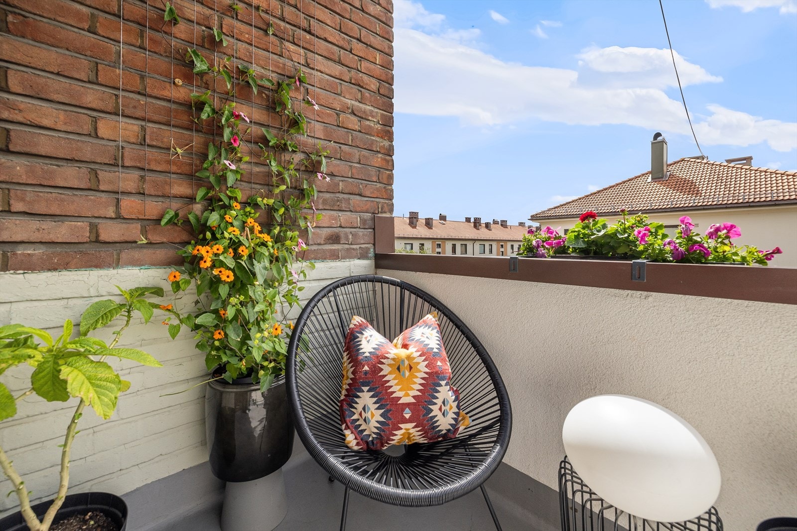 Fra stuen er det utgang til en sydvestvendt balkong på ca. 3 kvm. Galleribilde