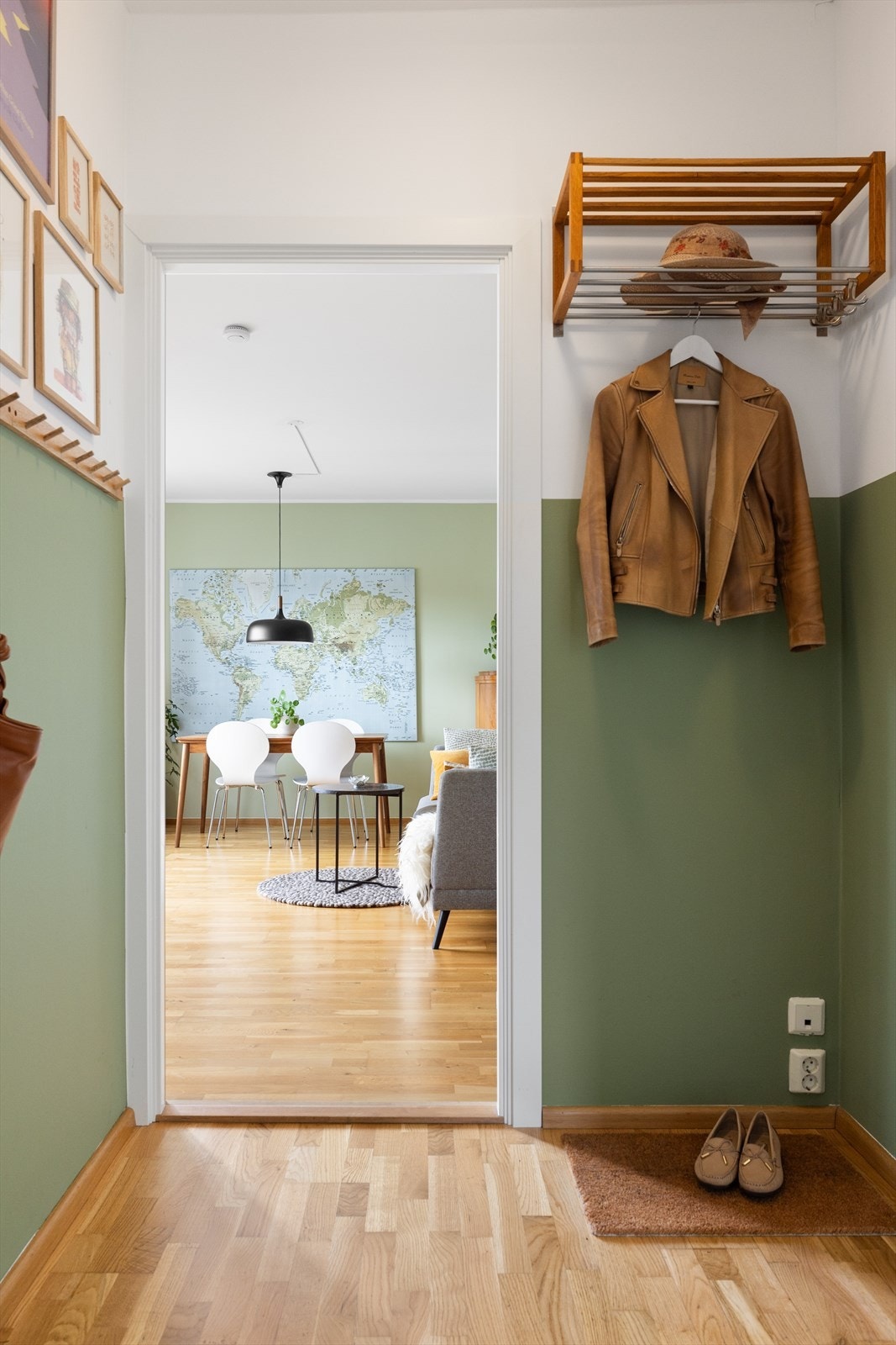 Velkommen inn! I gangen er det plass til knagger og skohylle for oppbevaring av yttertøy Galleribilde