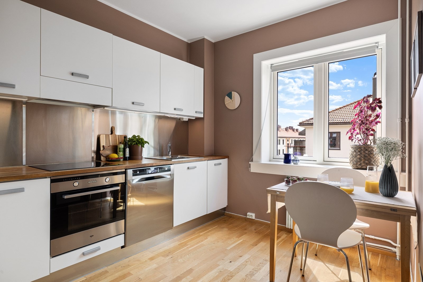 Hyggelig spisekrok ved vinduet Galleribilde