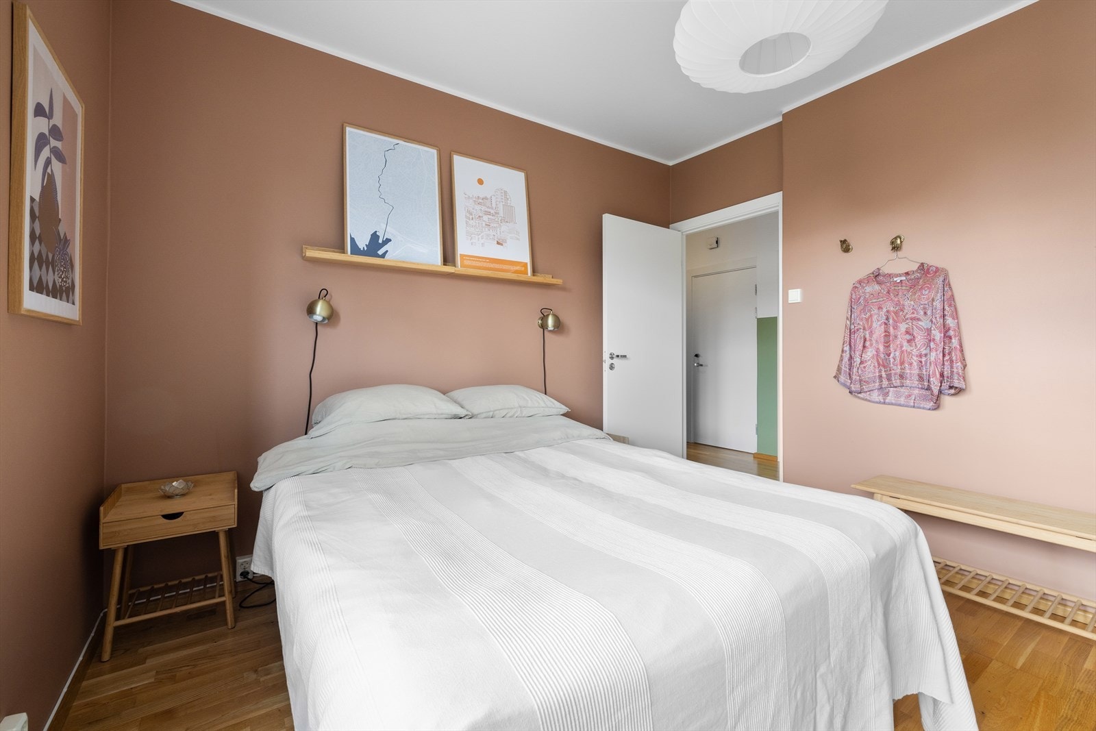 Rommet er malt i en behagelig fargetone Galleribilde