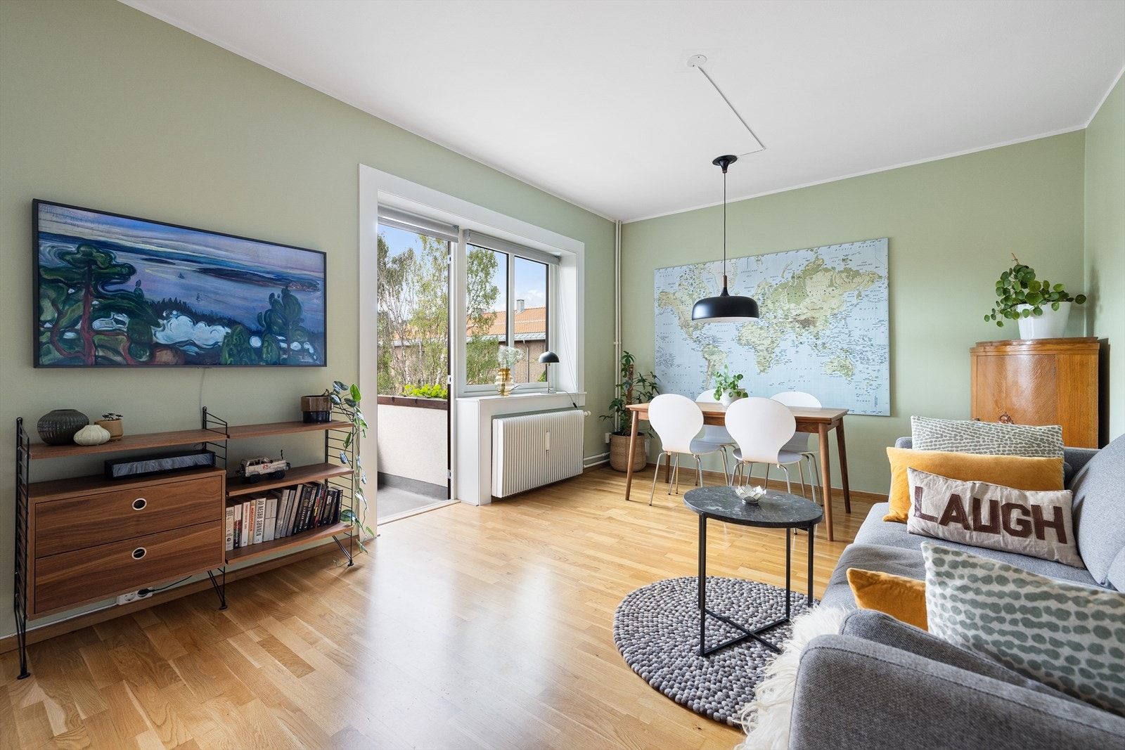 Leiligheten har en romslig og innbydende stue Galleribilde