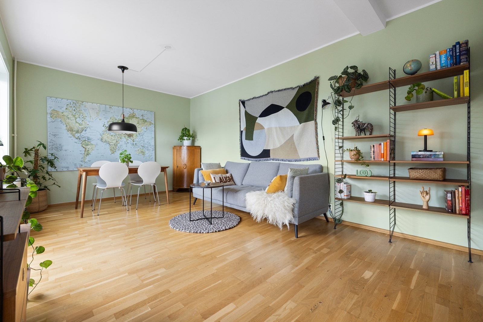 Det er god plass til sofagruppe, sofabord og underholdningsavdeling Galleribilde