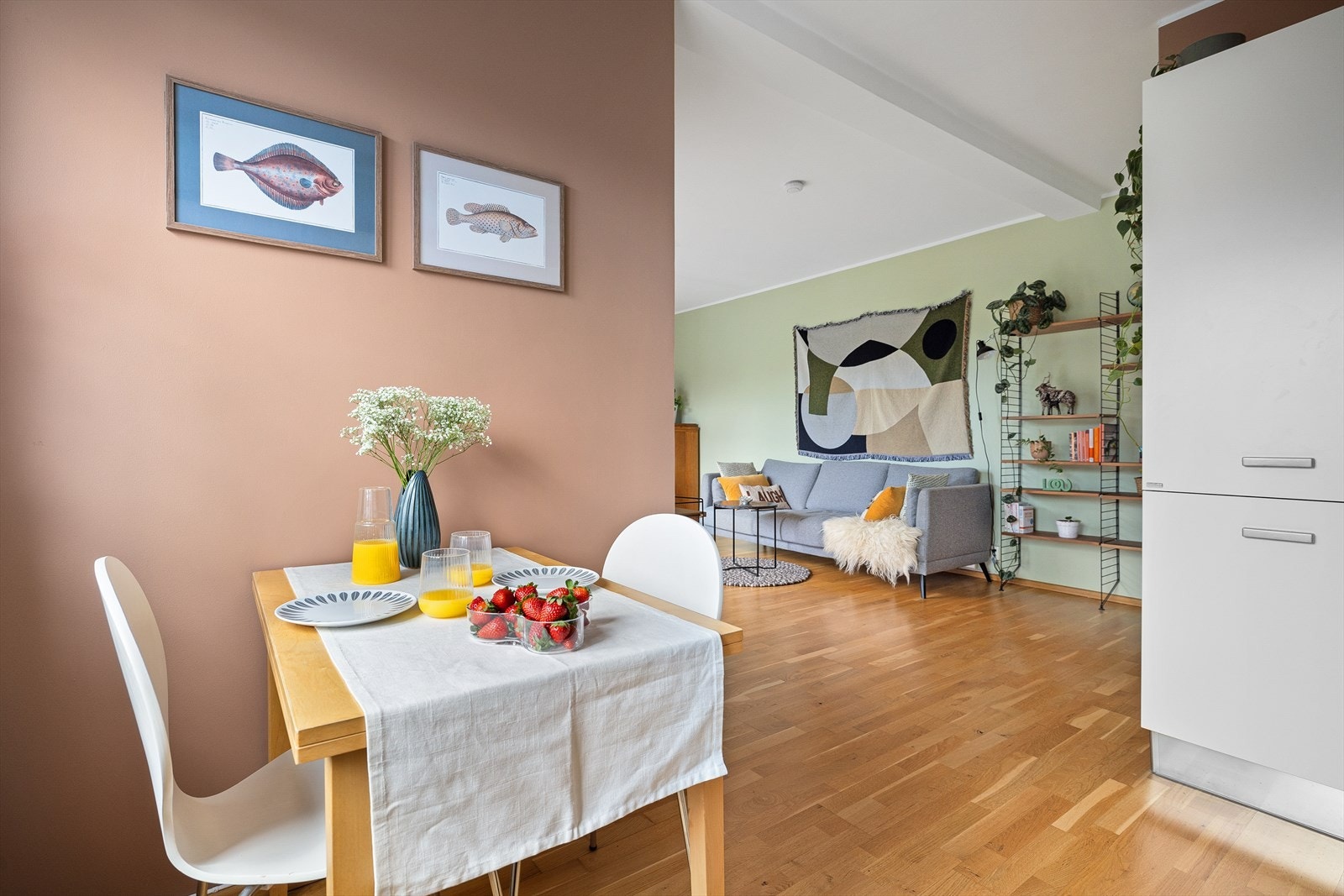 Leiligheten har pene overflater med nymalte vegger og parkett på gulvet. Takhøyden er oppmålt til ca. 2,6 m Galleribilde