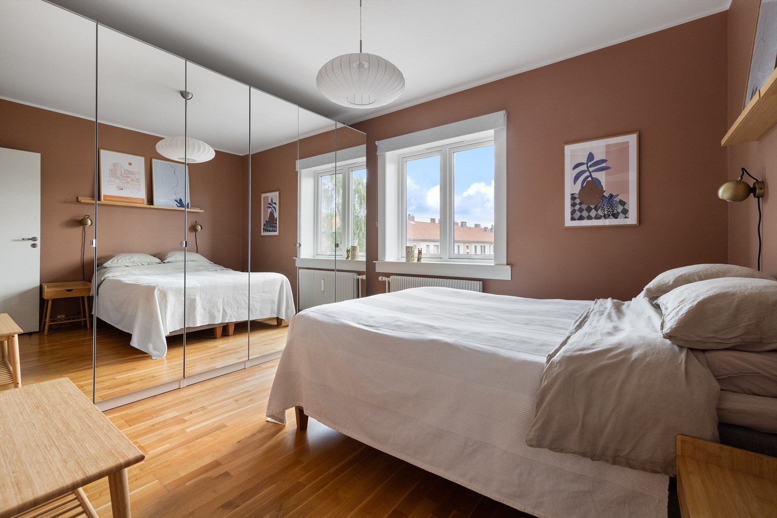 På hovedsoverommet er det god plass til dobbeltseng, nattbord og stort garderobeskap Galleribilde