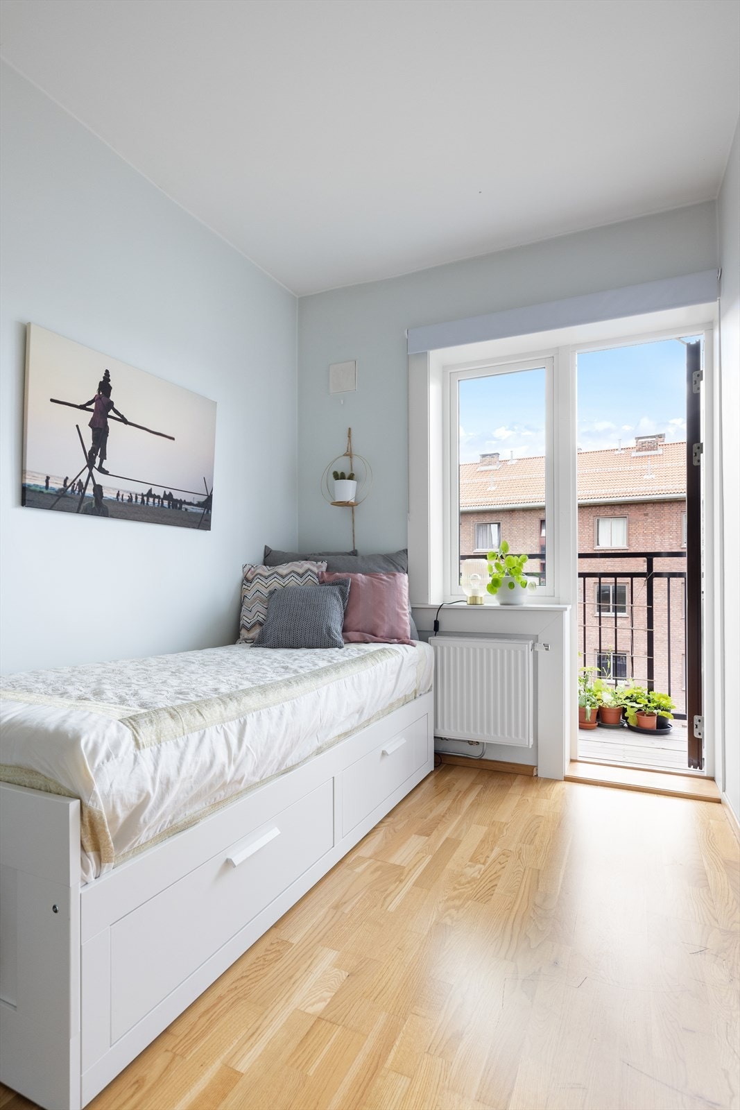 Her er det plass til seng, skrivepult og skap Galleribilde