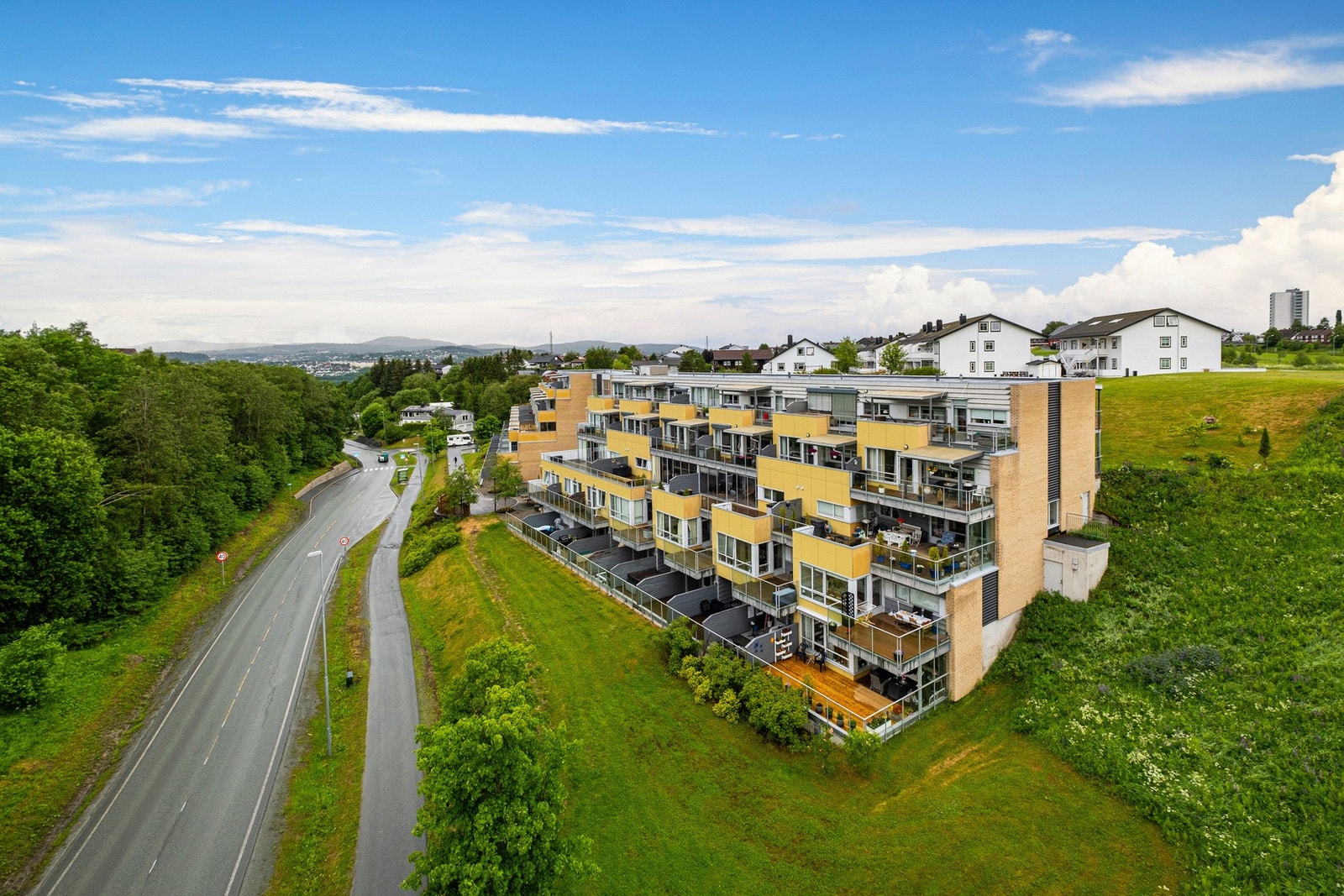 Leiligheten nyter en god beliggenhet i Stubban Terrasse. Byggeår er 2007. Galleribilde