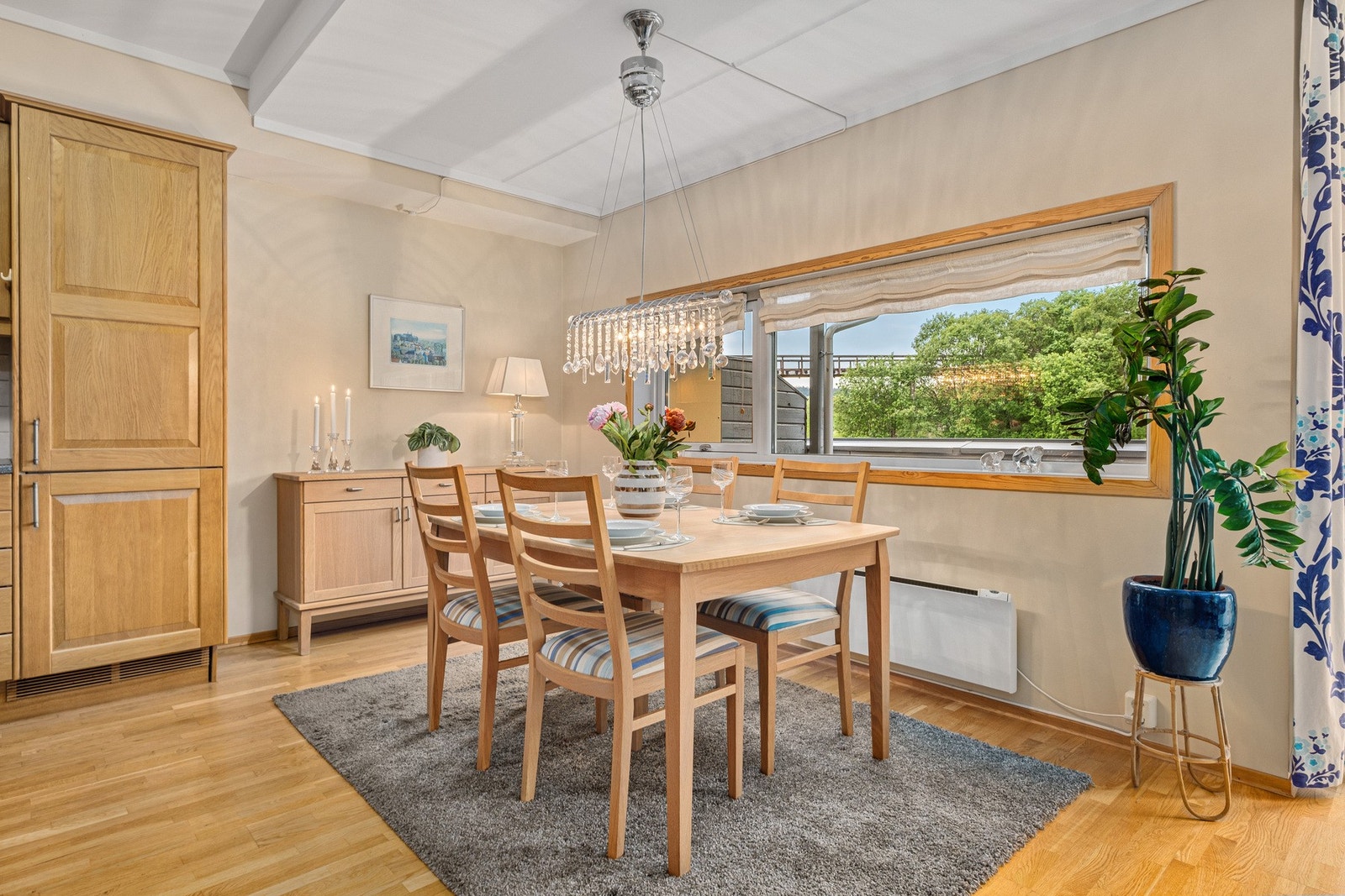 Stor og åpen stue/kjøkken-løsning på ca. 34 kvm. Galleribilde