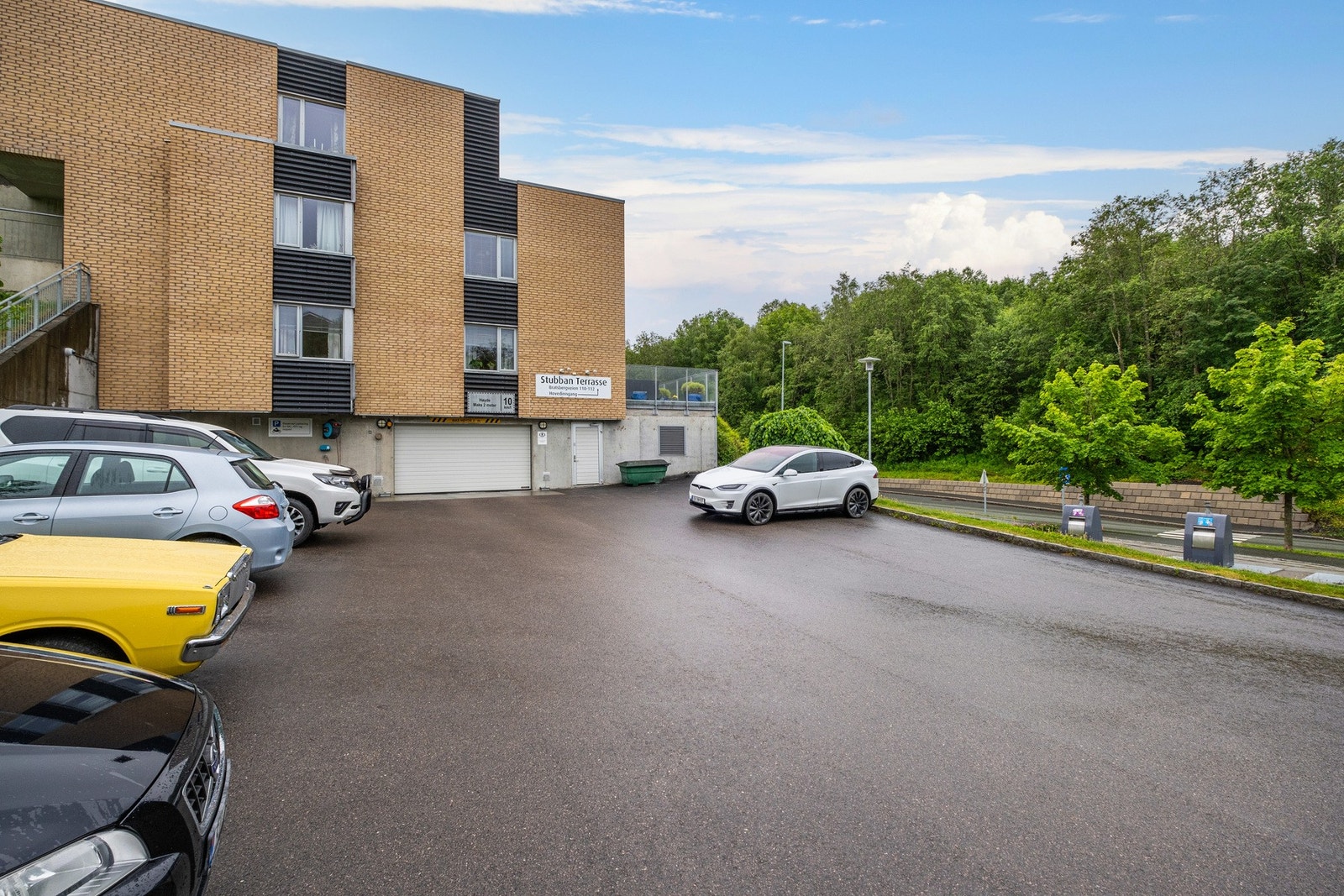 Felles p-plass like ved parkeringskjeller. Galleribilde