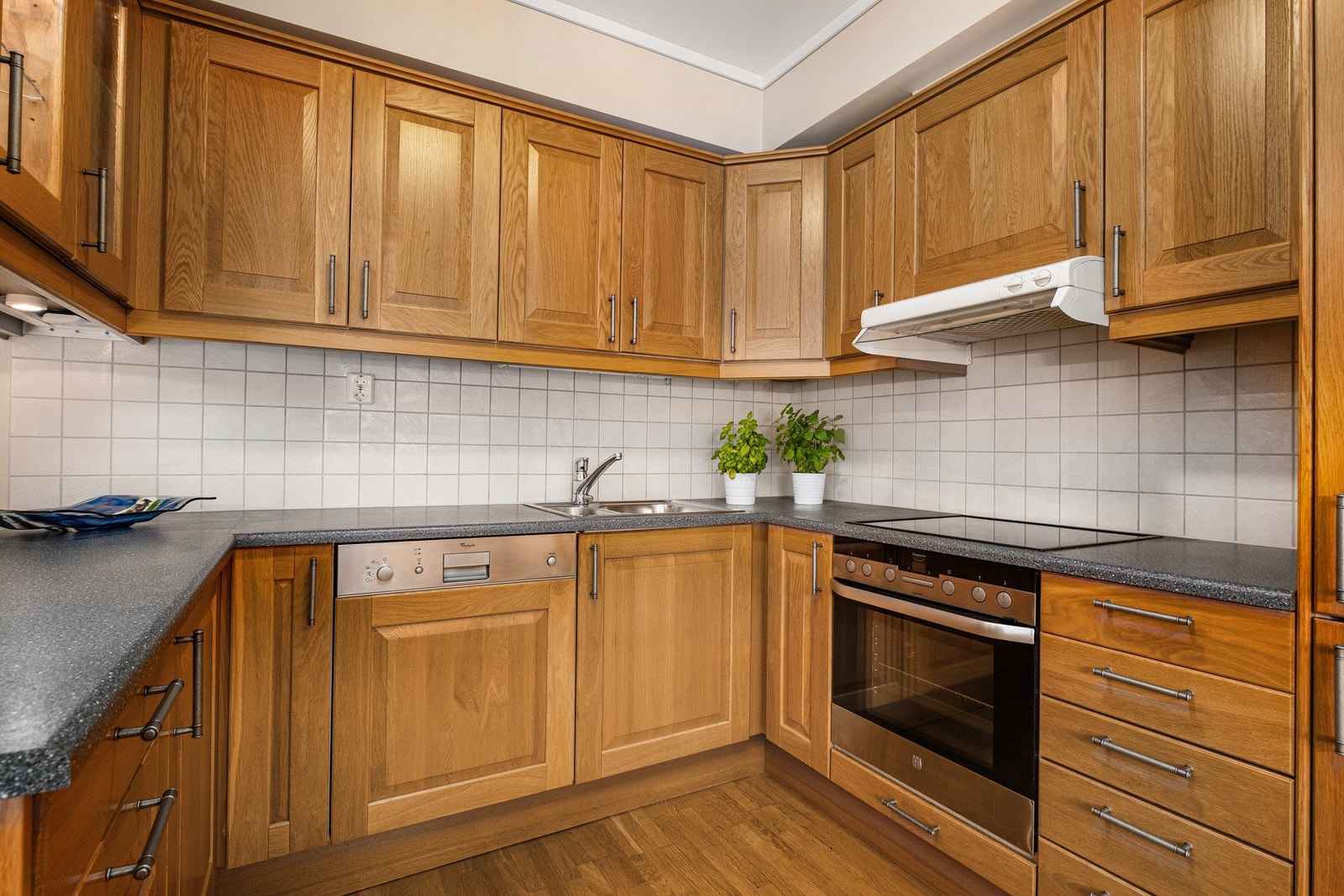 Kjøkkenet har fått TG1 og er utstyrt med bl.a. integrert komfyr, koketopp og kjøl/fryseskap. Galleribilde