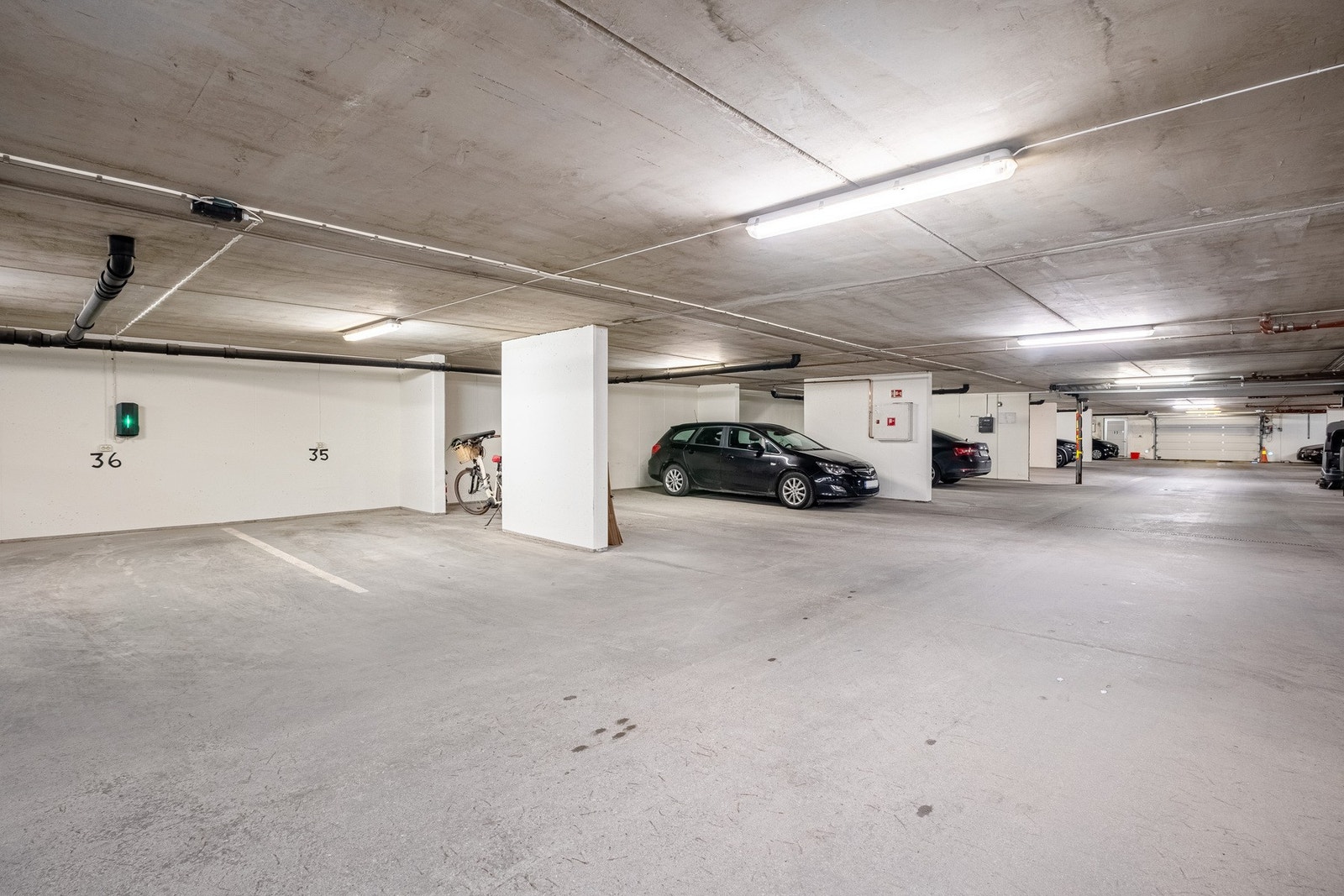 Egen P-plass med mulighet for installering av elbillader. Her er det også egen bod for lagring. Galleribilde