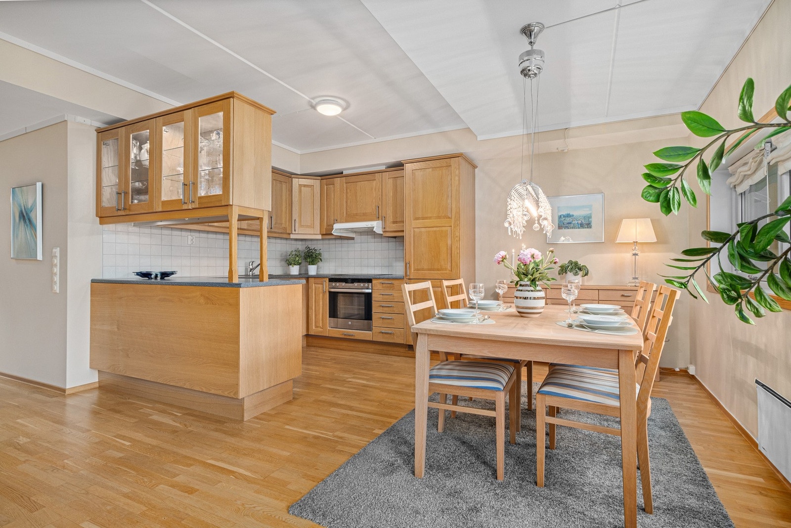 Kjøkkenet har rikelig med benk og skapplass. Galleribilde