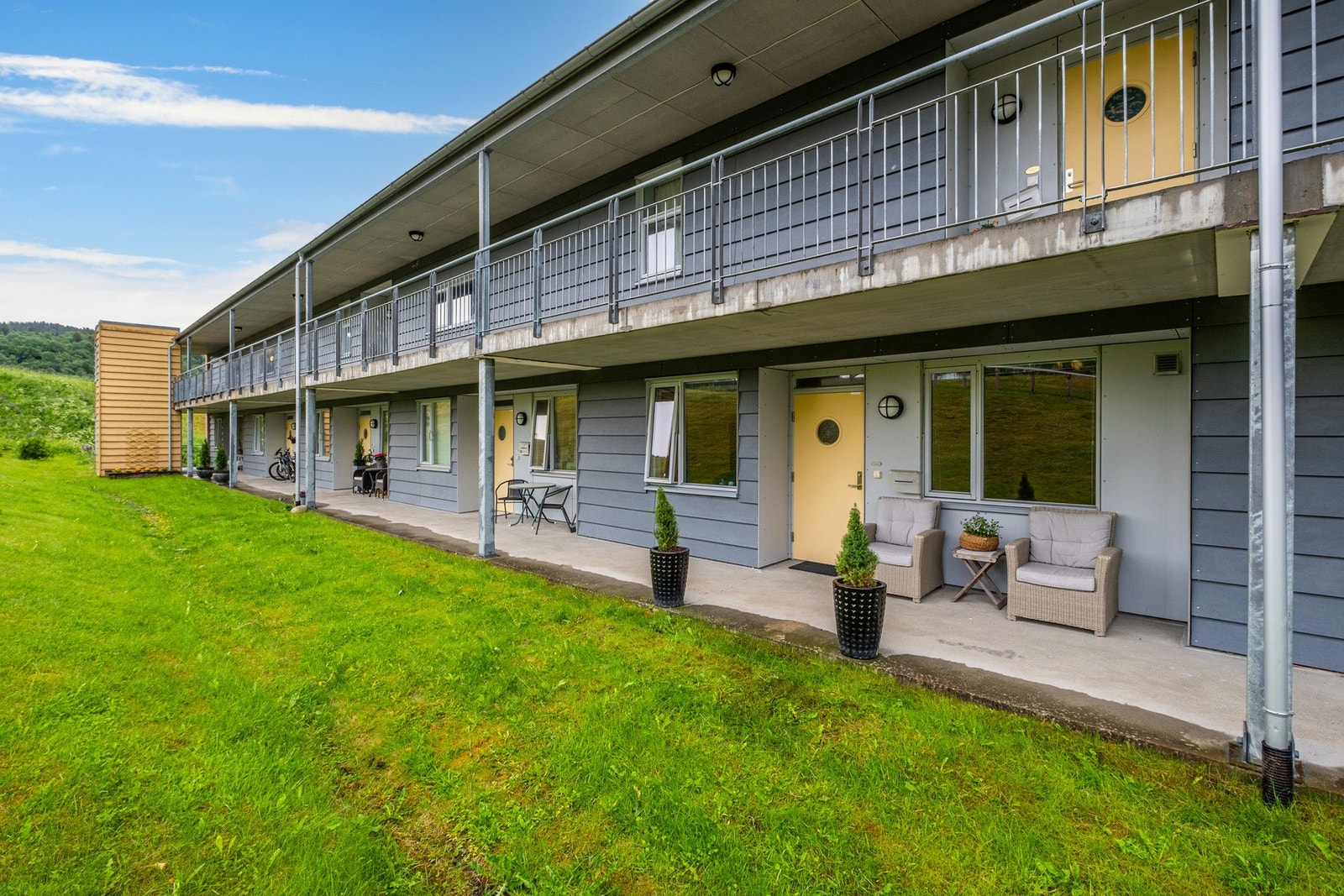 Super beliggenhet på denne leiligheten med inngang fra både for og bakside. Galleribilde