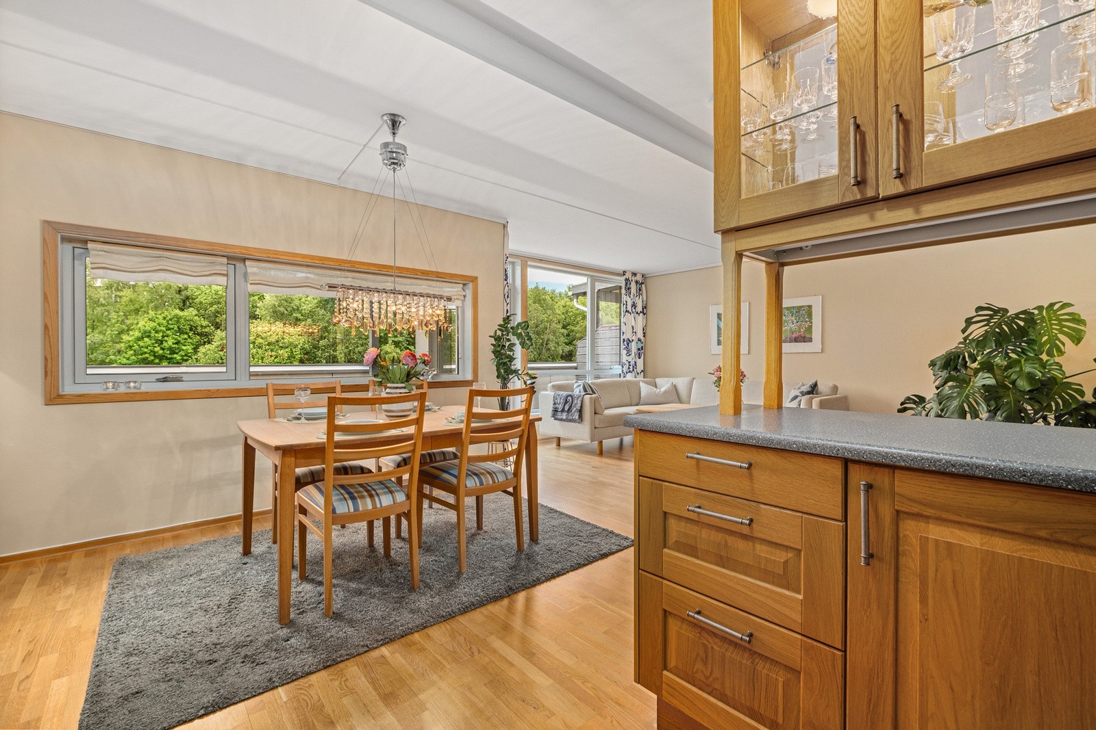 Spisebordet finner sin naturlige plassering i stuehjørnet. Galleribilde