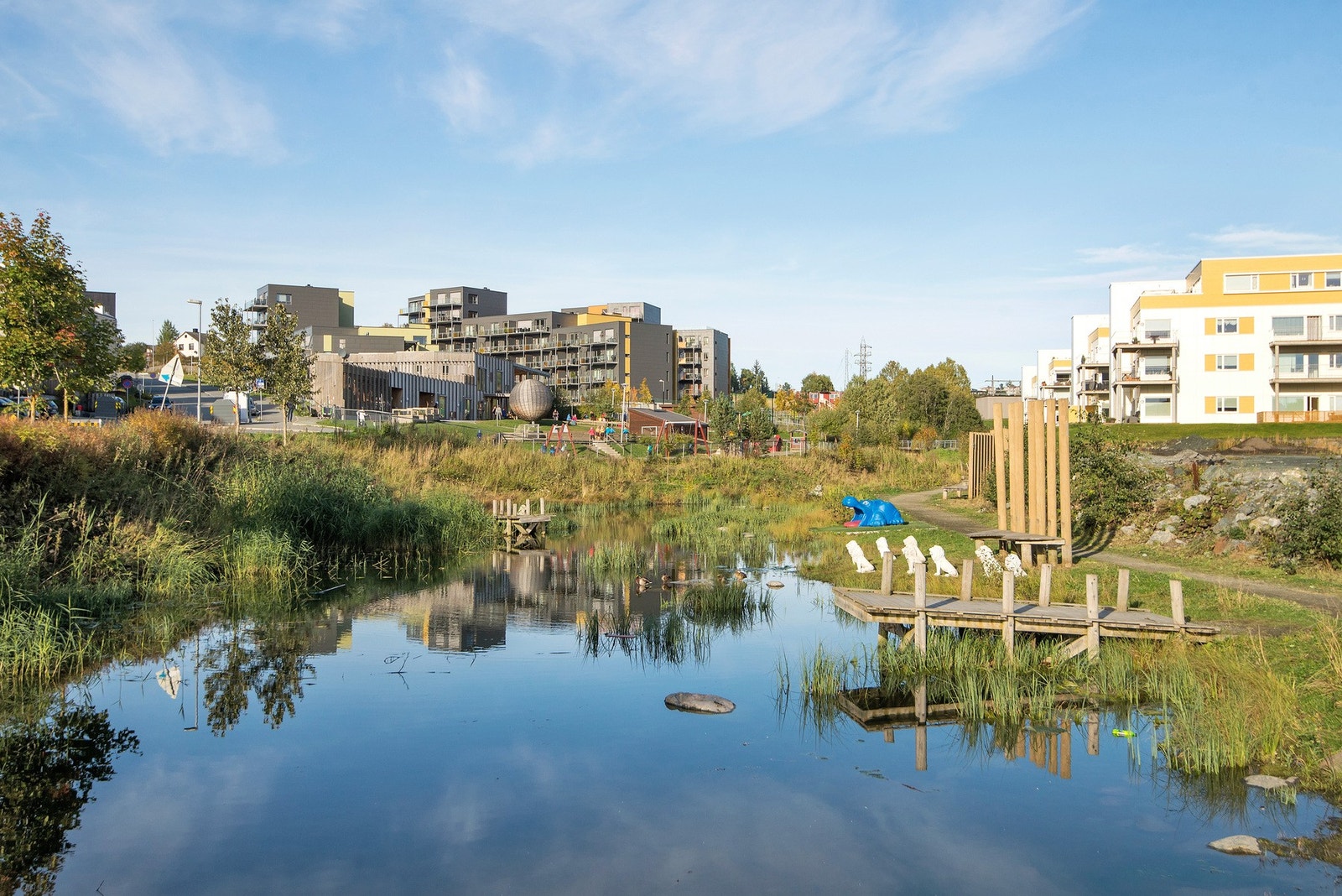 Beliggende i et barnevennlig boligområde. Trygg og kort skolevei til Utleira skole, samt moderne Kastbrekka barnehage kun et steinkast unna. Galleribilde