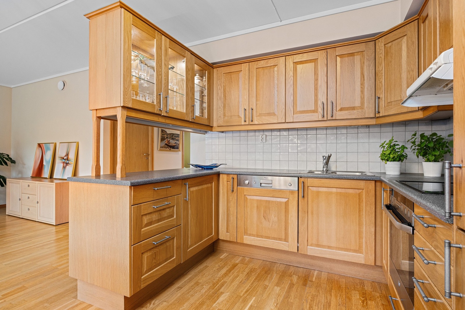 Romslig kjøkken med god arbeidsplass. Galleribilde