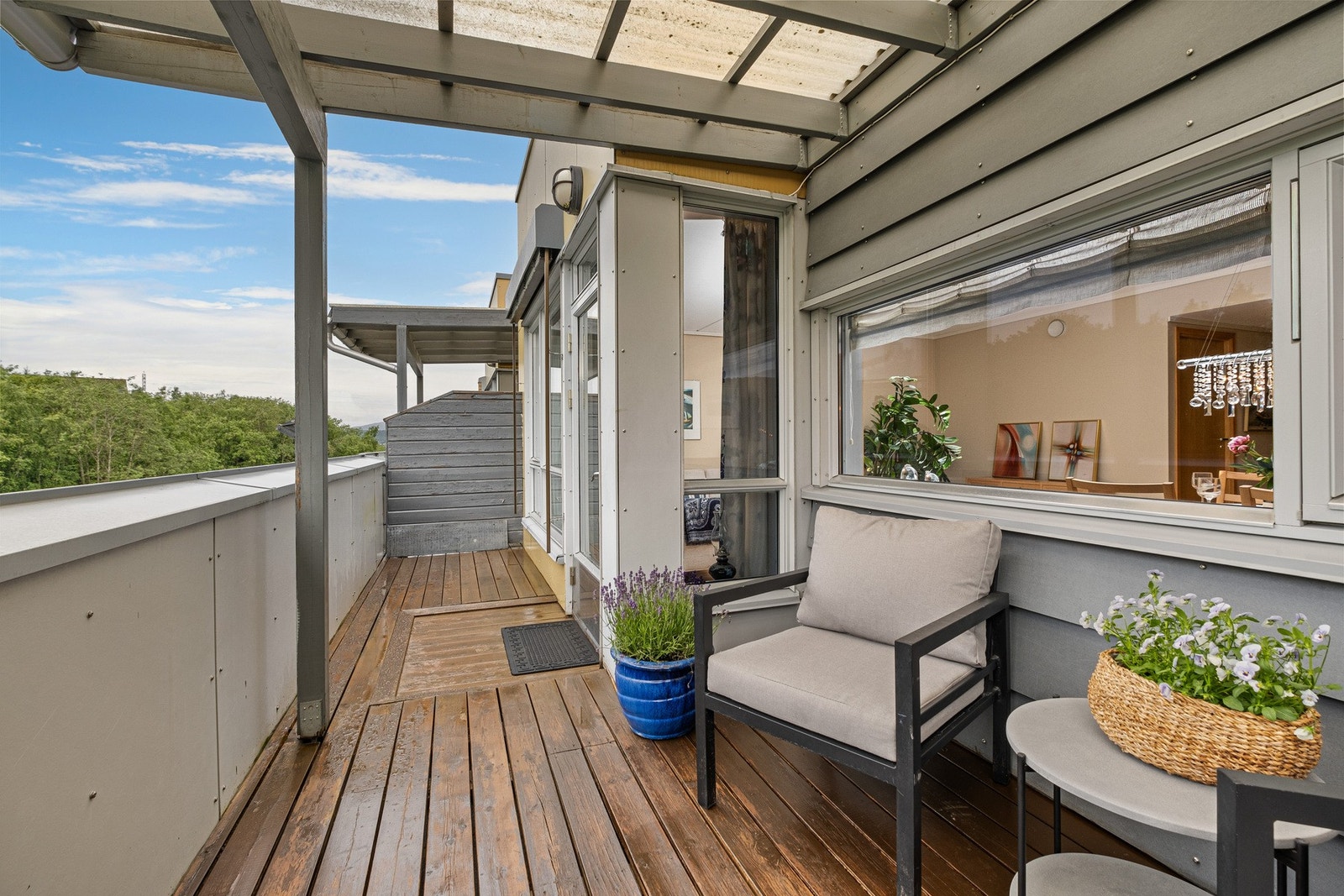 Balkongen har god plass til diverse utendørs møblement. Fine sol- og utsiktsforhold. Galleribilde