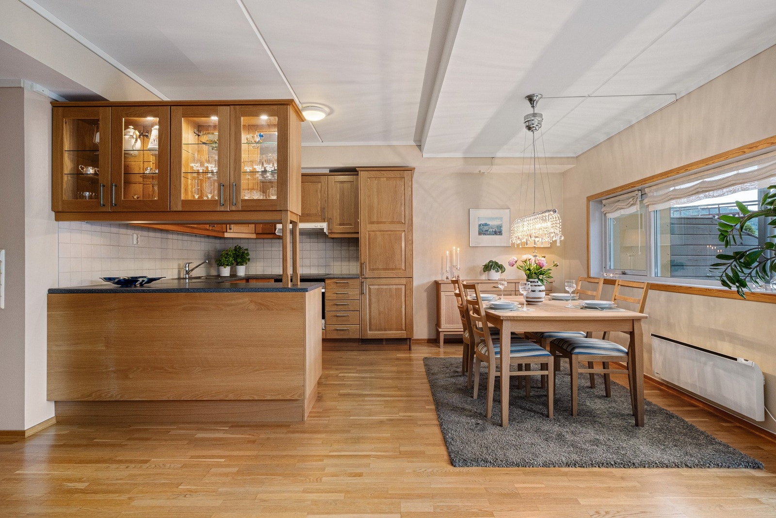 Kjøkkenet er tilknyttet både spiseplass og stuen. Galleribilde