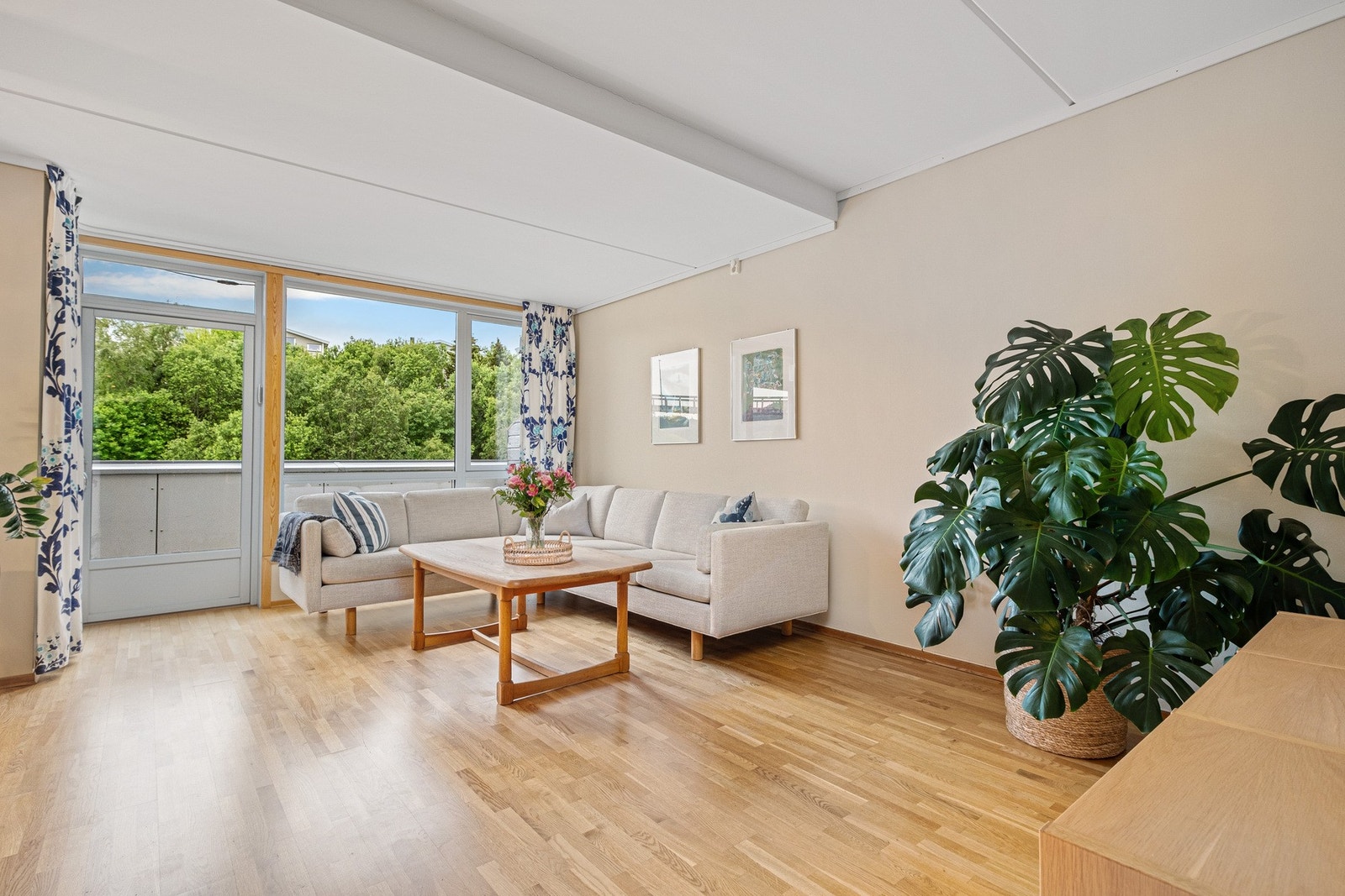 Store vindusflater sørger for rikelig med naturlig lys inn i stuen. Galleribilde