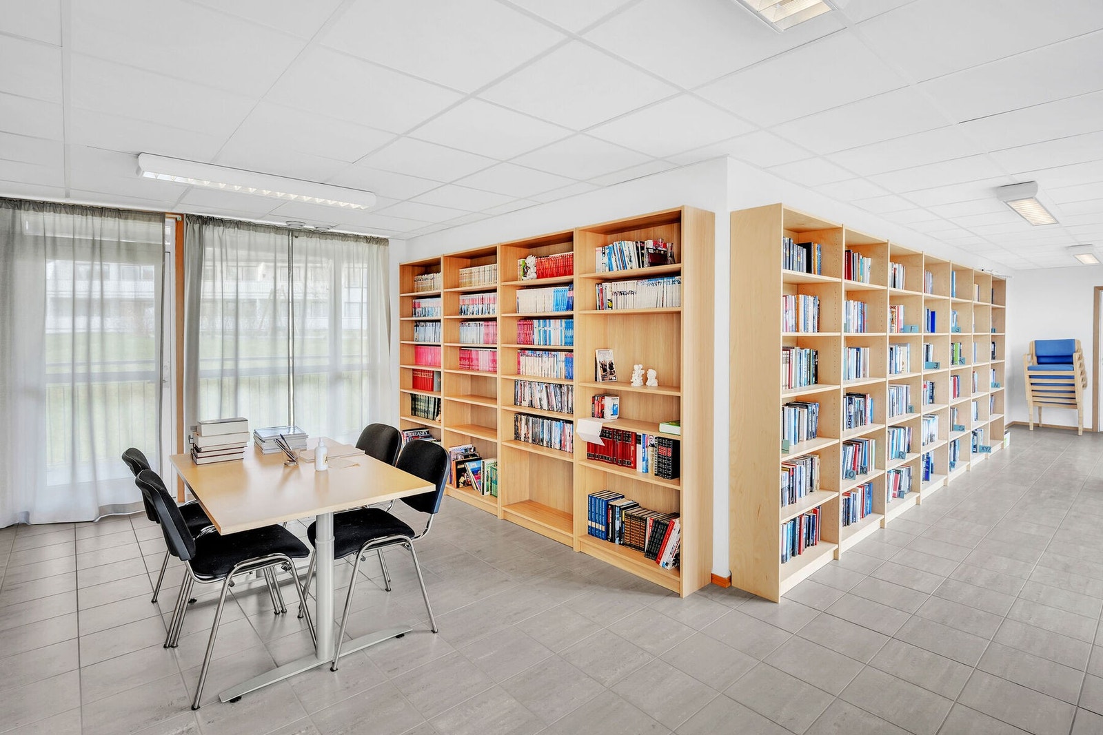 Bibliotek for beboerne i borettslaget. Galleribilde