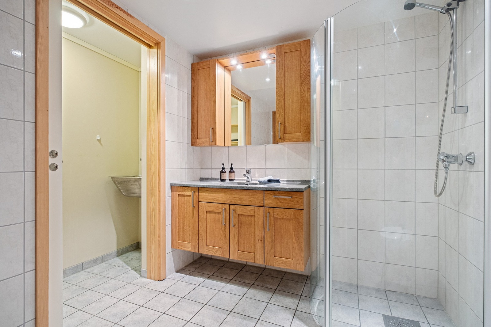 Badet er utstyrt med bl.a. klosett, dusjhjørne, servant og opplegg til vaskemaskin. Galleribilde