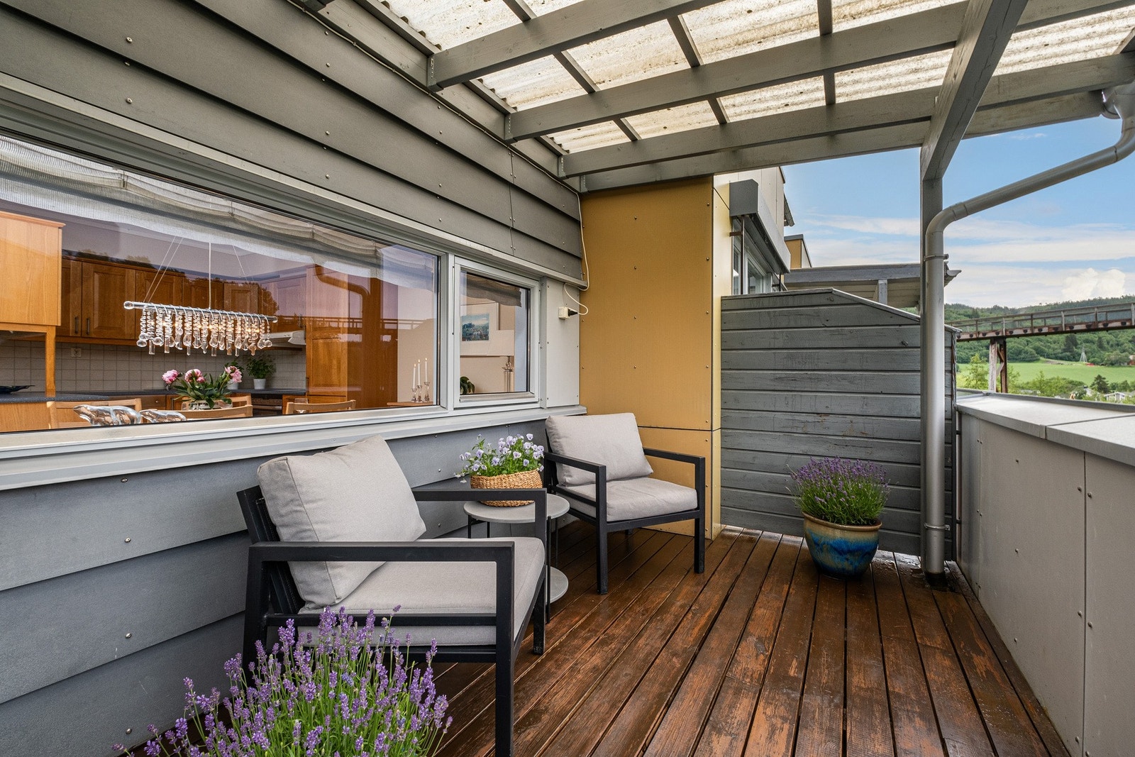 Stor og fin balkong med takoverbygg som nytes i sommerhalvåret. Galleribilde