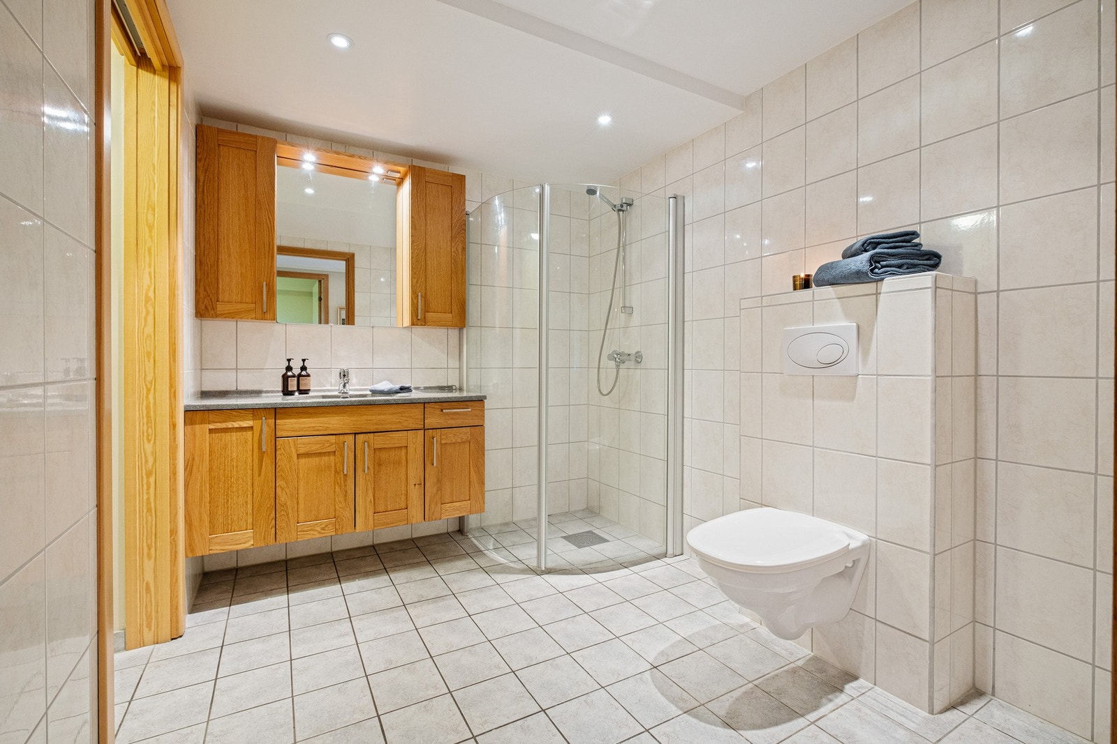 Flislagt bad med downlights i himling og varme i gulv. Galleribilde