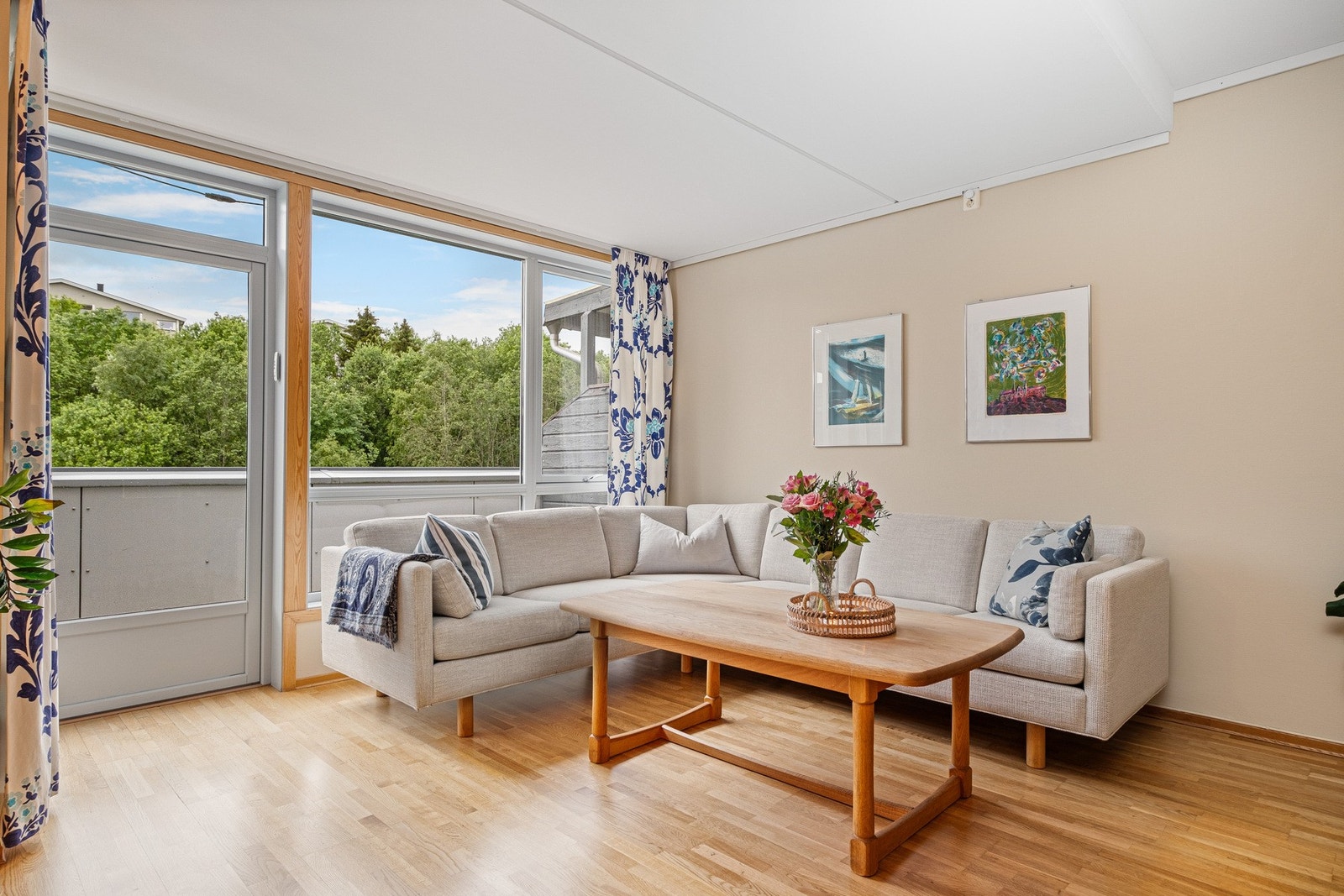 Fra stuen er det utgang til en stor og fin balkong med gode solforhold. Galleribilde