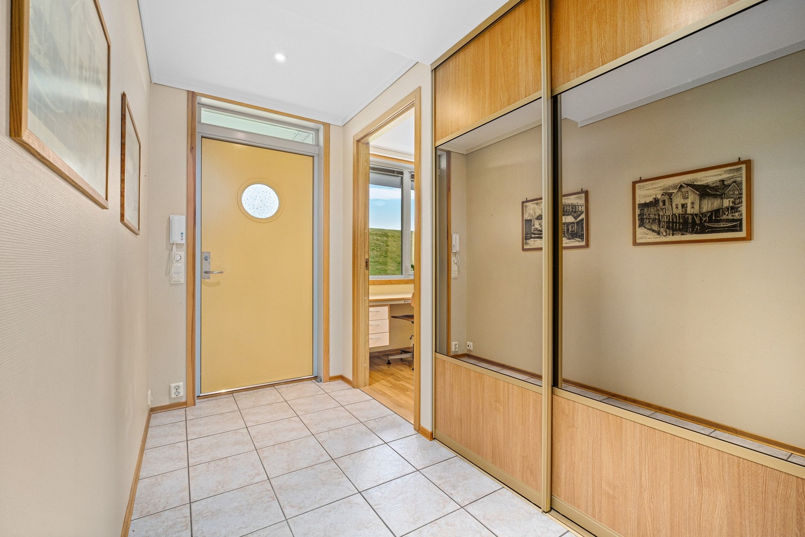 Leiligheten har en romslig gang med mye lagringskapasitet. I tillegg disponerer seksjonen en bod i kjelleren. Galleribilde