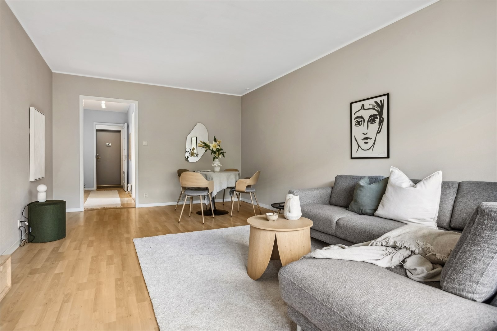 Stuen er åpen og luftig og er malt i tidsriktige farger Galleribilde