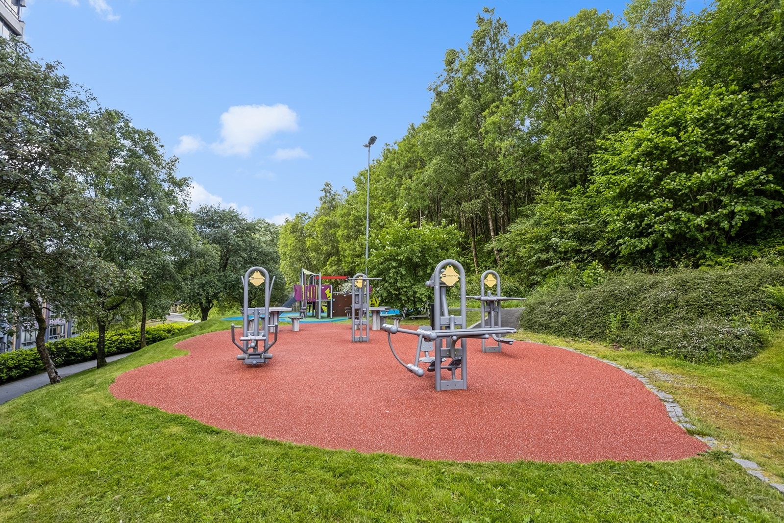 Barnevennlig område med lekeplass på borettslagets eiendom Galleribilde