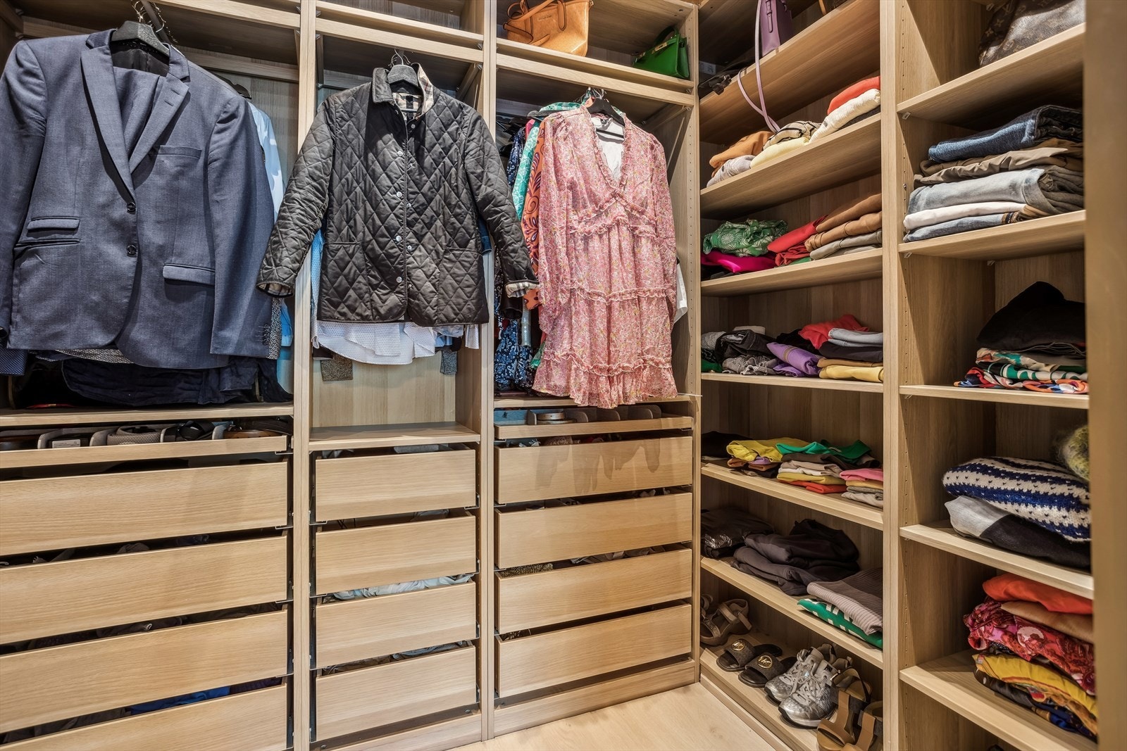 Hovedsoverommet har stor garderobe med flott "walk-in closet" løsning. Sørger for god oppbevaringsplass til klær og diverse. Galleribilde