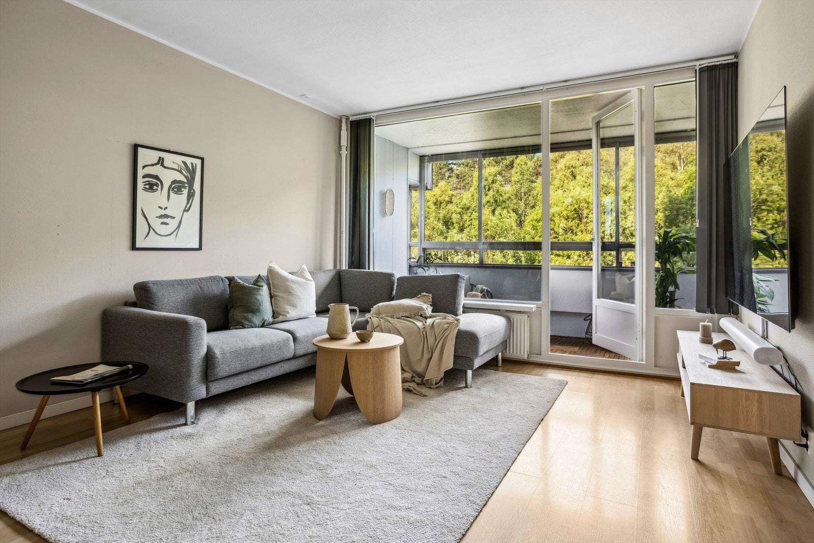 Fra stuen er det direkte utgang til innglasset balkong på 6m² Galleribilde
